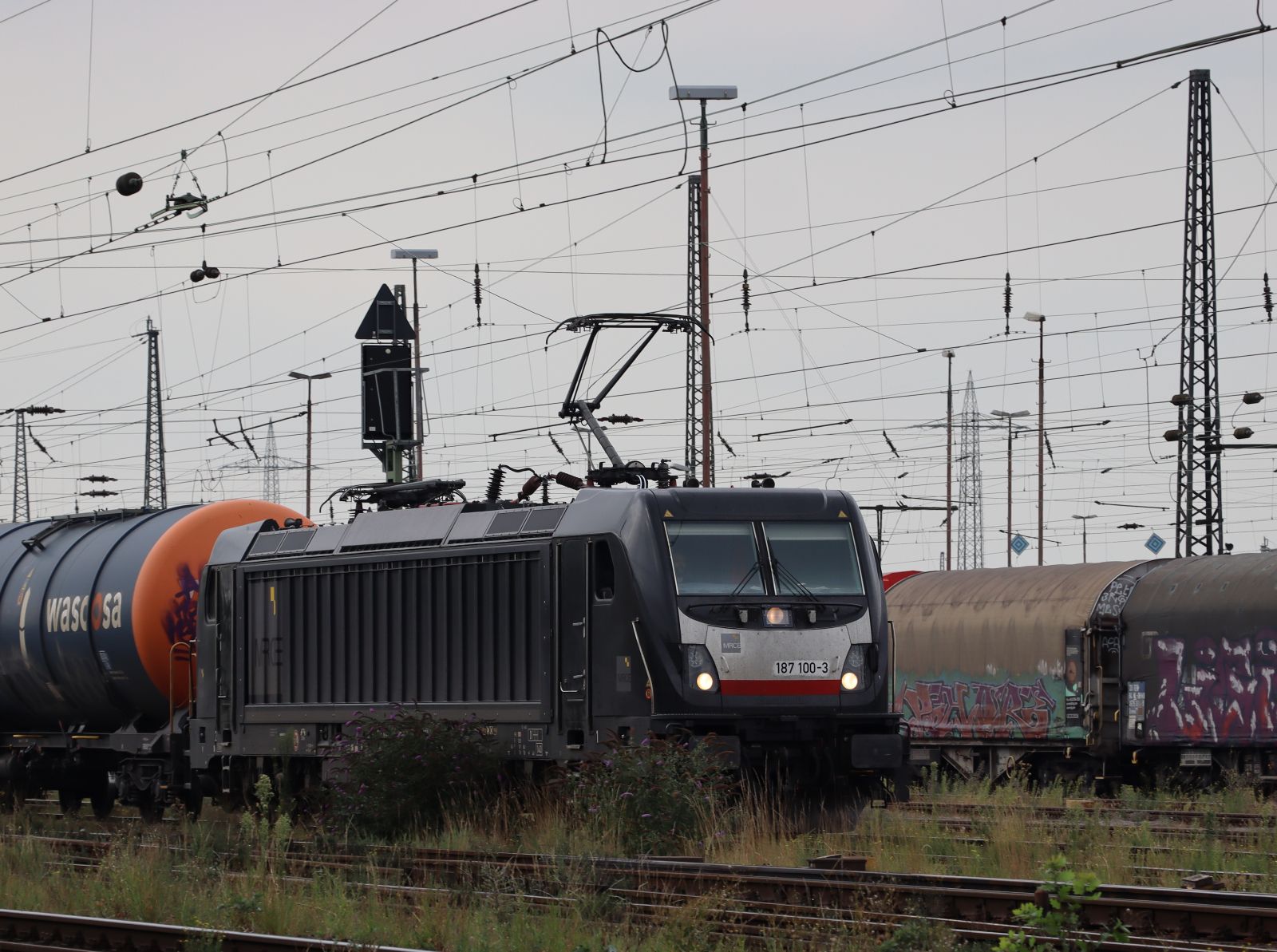 MRCE (Mitsui Rail Capital Europe) Lokomotive 187 100-3 (91 80 6187 100-3 D-DISPO) G�terbahnhof Oberhausen West 18-08-2022.

MRCE (Mitsui Rail Capital Europe) locomotief 187 100-3 (91 80 6187 100-3 D-DISPO) goederenstation Oberhausen West 18-08-2022.