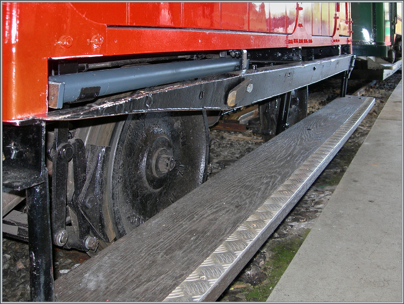 Nach dem Herbstevent  Autour de la voie ferrée / Rund um die eiserne Bahn  steht die Dm 2/2 N° 2 wieder im Museum von Chaulin und bietet Gelegenheit sie nochmals genau anzuschauen, insbesondere die demontierbare  Dreischeibe , welche dem  Biniou  erlaubt, freizügig die Strecke zu verlassen oder die Fahrtrichtung zu wechseln. Hier im Bild die eine Schiene der  Drehscheibe  von der Auffahrseite her aufgenommen. Die andere Schiene befindet sich auf der anderen, hier nicht zugänglichen Seite der Dm 2/2 N° 2 

21. Sept. 2024