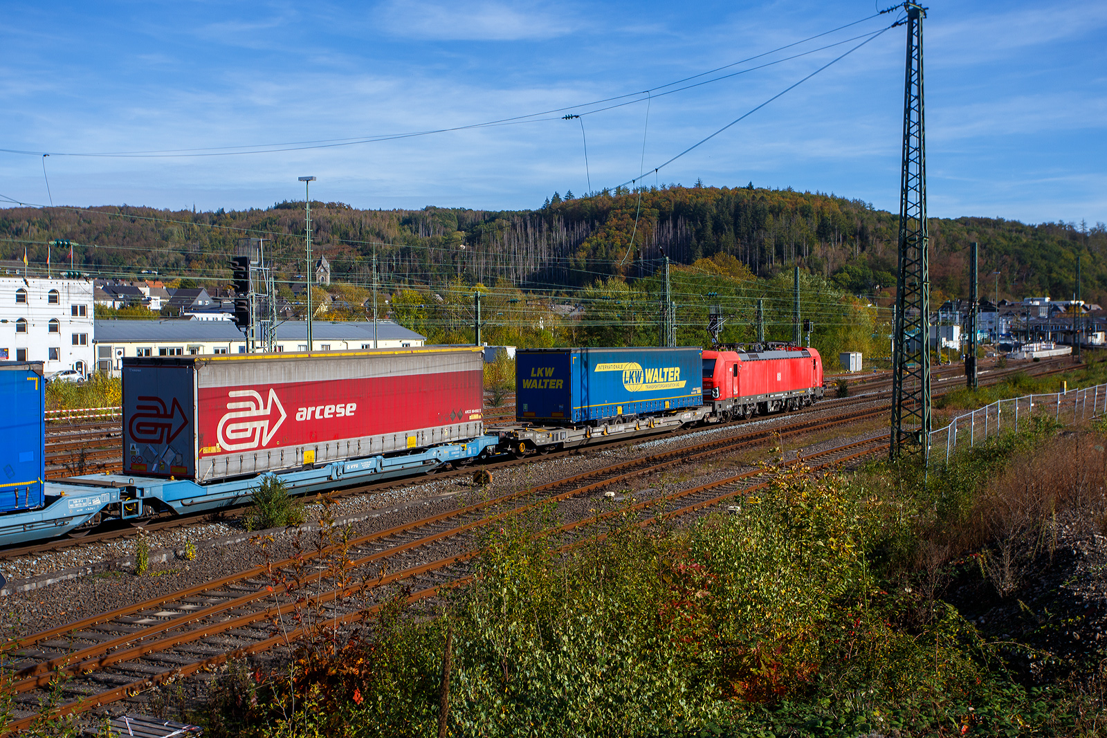 Nach dem Hp 0 Halt kann die 193 335 (91 80 6193 336-5 D-DB) der DB Cargo AG am 15 Oktober 2026 nun mit ihrem KLV-Zug weiter in Richtung Siegen fahren. Von geht es dann �ber die Dillstrecke in Richtung Siegen.

Die Siemens Vectron MS wurden 2018 von Siemens unter der Fabriknummer 22415 in der Variante A22-4e (D / A / CH / I / NL) gebaut, im Juli 2020 wurde sie in die Variante A39 umgebaut und hat so nun die Zulassungen f�r D/A/CH/I/NL/B, so kann sie vom Mittelmeer bis an die Nordsee ohne Lokwechsel durchfahren.
