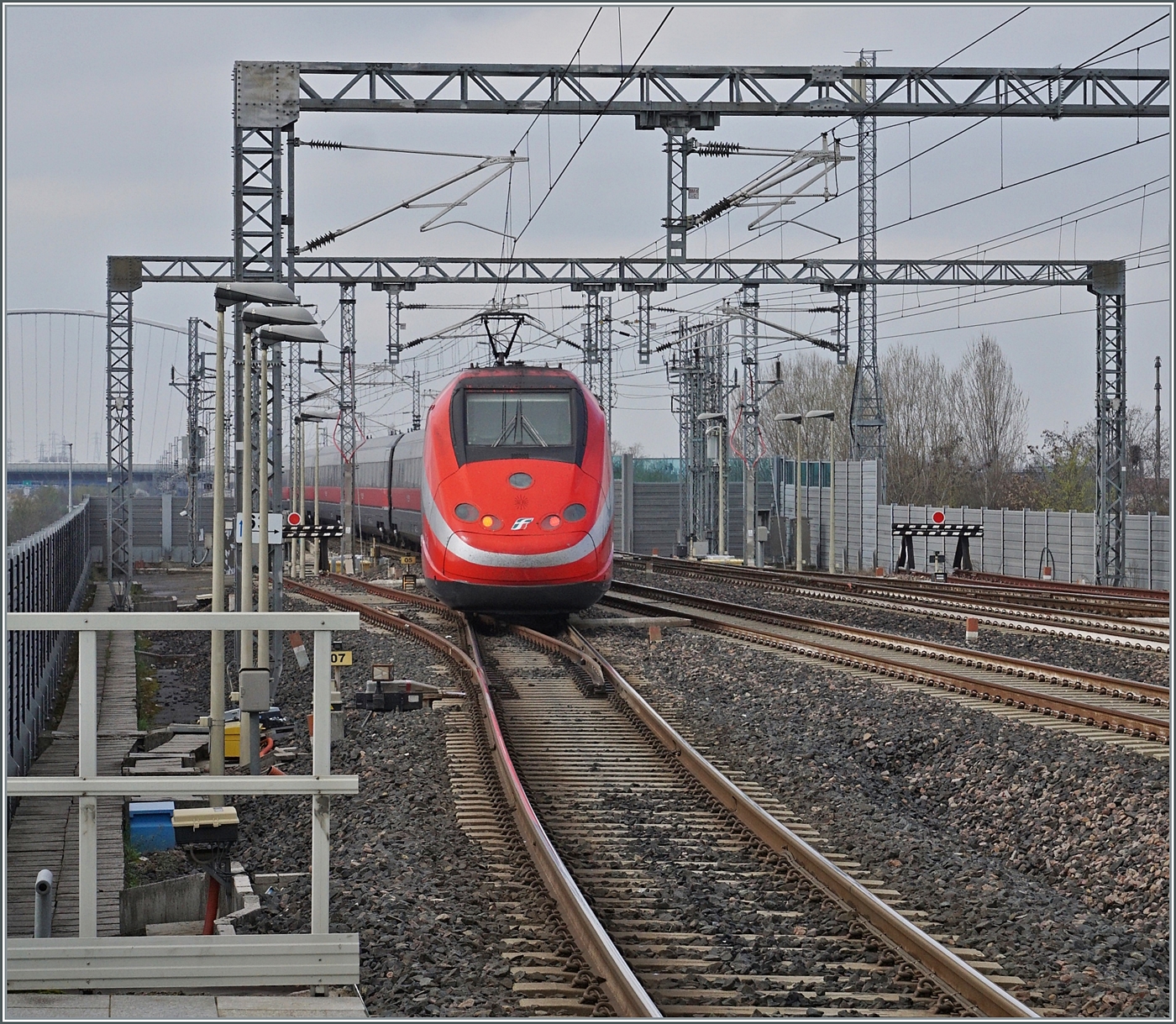 Nach einem kurzen Halt verlässt ein FS Trenitalia ETR 500 den Bahnhof von Reggio Emilia AV. 

14. März 2023