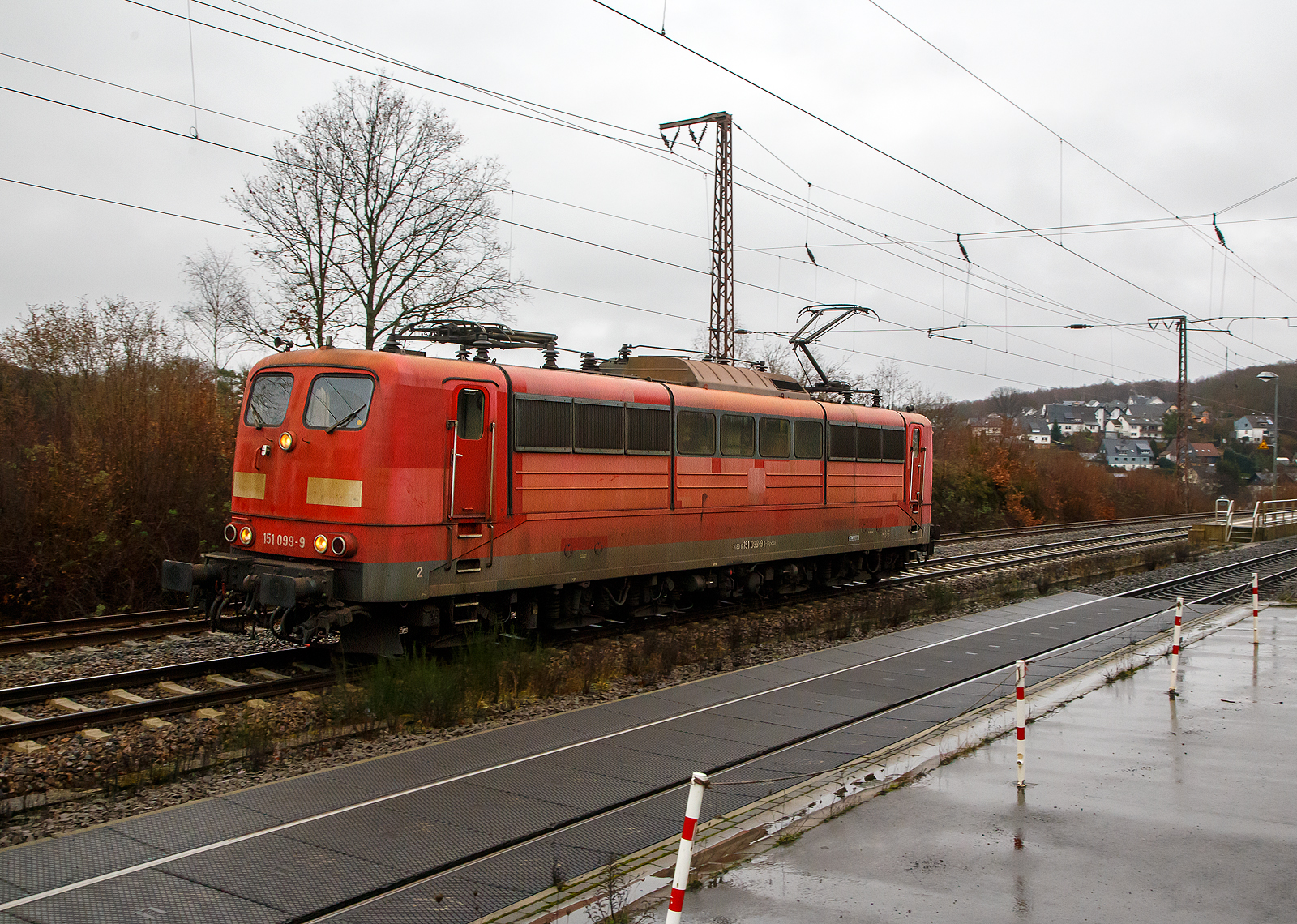 Nach getaner Arbeit vom Nachschieben wieder auf der Rücktour....
Die DB Cargo AG vermietete Railpool 151 099-9 (91 80 6151 099-9 D-Rpool), fährt am 20.03.2021 als Lz (Lokzug) durch Rudersdorf (Kr. Siegen) über die Dillstrecke (KBS 445) in Richtung Kreuztal.

Die Lok wurde 1976 von Krupp unter der Fabriknummer 5349 gebaut und an die Deutsche Bundesbahn geliefert. Bis 31.12.2016 gehörte sie zur DB Cargo AG. Zum 01.01.2017 wurden je 100 sechsachsige elektrische Altbau-Lokomotiven der Baureihen 151 und 155 an ein Konsortium aus dem Lokvermieter Railpool verkauft. Die DB Cargo mietet daraufhin 100 Loks von Railpool wieder an. Die anderen Maschinen werden dem freien Markt angeboten.
