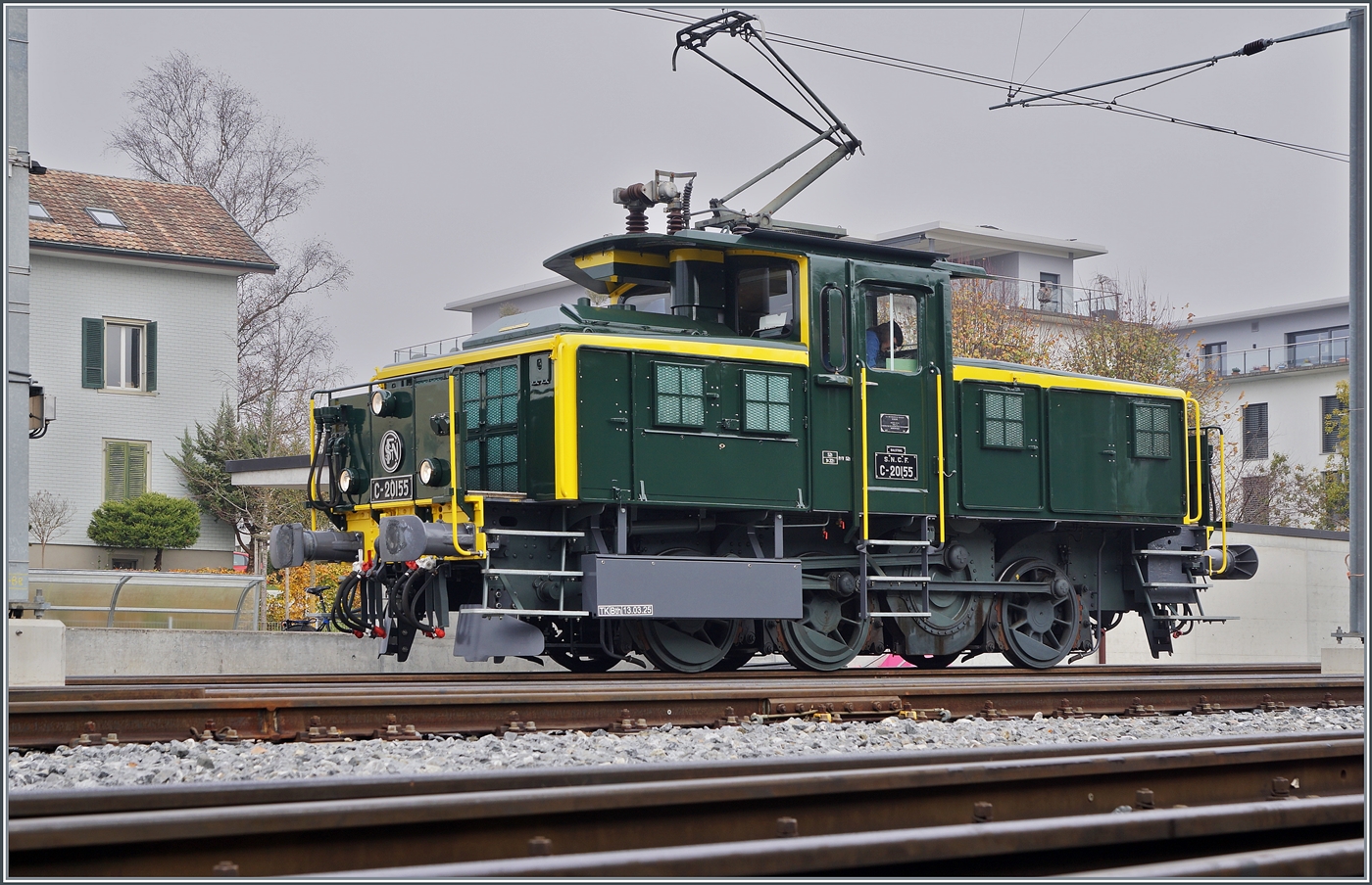 Nachdem die SNCF C 20155 UIC N° 97 85 1 932-0 (ex SBB Ee 3/3 II 1615, ex SNCF C 20155) ihr Manöver in Balsthal erledigt hatte, bereitet sich die Lok für die angekündigten Führerstandfahrten zum Bahnhof Klus und zurück vor. Dabei konnte in einem ruhigen Moment die schöne Lok in Balsthal quer über die Gleise hinweg fotografiert werden. 

8. Nov. 2025