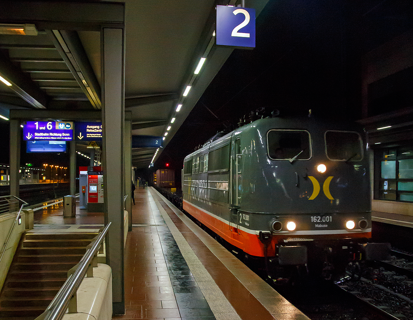 Nachts sind alle Katzen grau....Die 162.001  Mabuse  (91 80 6151 013-0 D-HCTR) der Hector Rail (Germany) GmbH rauscht am 20.02.2017 (23.41 Uhr) mit eine Containerzug durch den Bahnhof Siegburg/Bonn in Richtung Siegen. 

Die Lok Lok wurde 1973 von Krupp unter der Fabriknummer 5255 und als 151 013-0 an die DB geliefert. Bis zum 29.02.2016 war sie für die DB Cargo (91 80 6151 013-0 D-DB) unterwegs und wurde dann an die Hector Rail verkauft. Die Lok wird aber weiterhin in Deutschland registriert und wird nicht in Schweden geführt. 