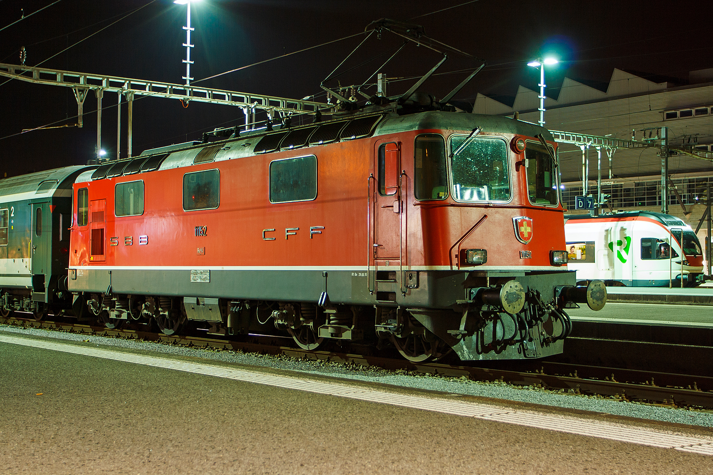 Nachtschwärmereien - Die SBB Re 4/4  - 11152 ist am 29.09.2012 (3:28 Uhr) im Bahnhof Luzern abgestellt. Diese Lok ist eine der letzten aus der 1. Bauserie. Diese Bo'Bo' Universallokomotiven haben eine Leistung von 4700 kW (6320 PS) und eine Höchstgeschwindigkeit von 140 km/h, in der Schweiz ist nicht Höchstgeschwindigkeit  sondern Leistung das entscheidende.