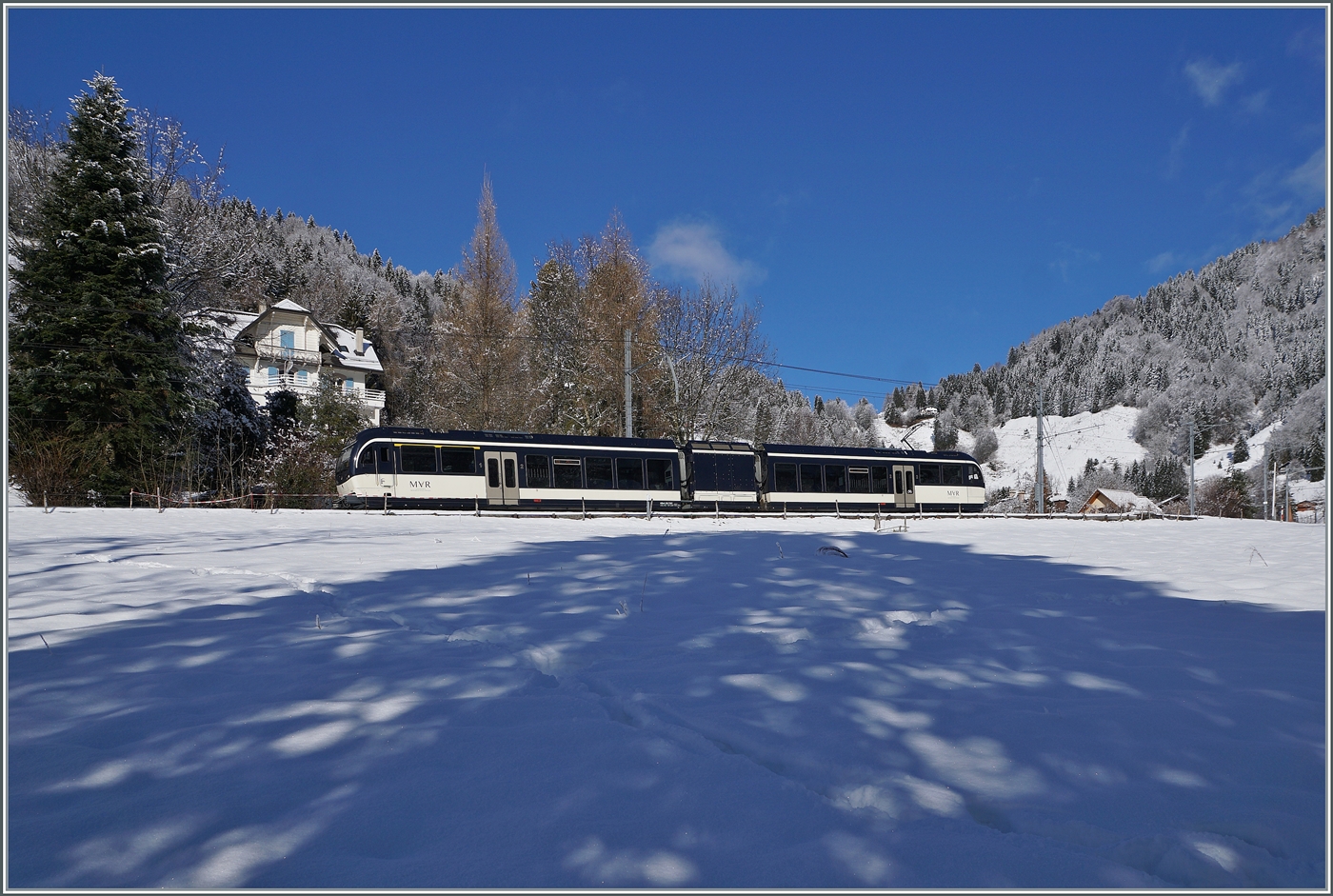 Neues Jahr, neuer Schnee - während der Nacht verwandelten ein paar Schneeflocken die Landschaft für eine kurze Moment in eine Winterwunderwelt... Bei Les Avants ist der CEV MVR ABeh 2/6 7507 als MOB R34 2315 auf dem Weg nach Montreux.


3. Jan. 2025