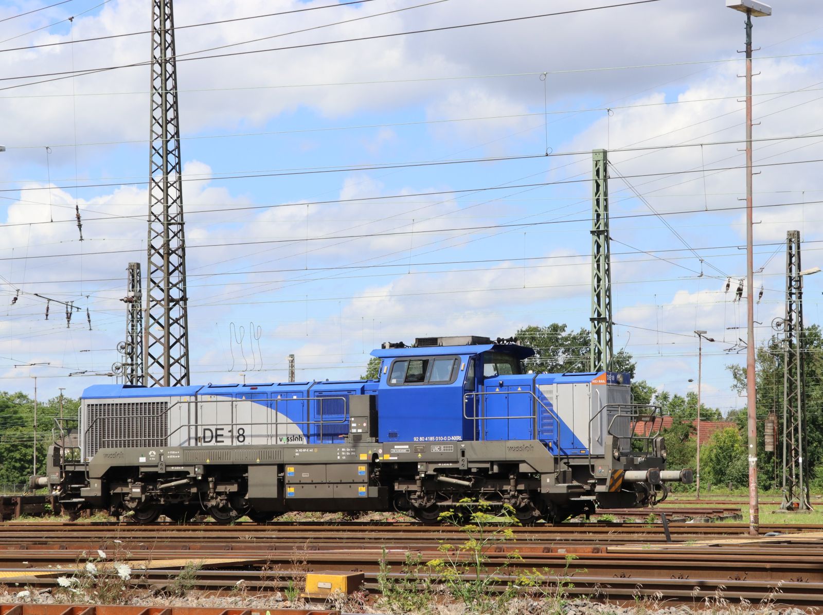 NEXRAIL Diesellokomotive Vossloh DE18  92 80 4185 010-0 D-NXRL G�terbahnhof Oberhausen West 11-07-2024.

NEXRAIL diesellocomotief Vossloh DE18  92 80 4185 010-0 D-NXRL goederenstation Oberhausen West 11-07-2024.
