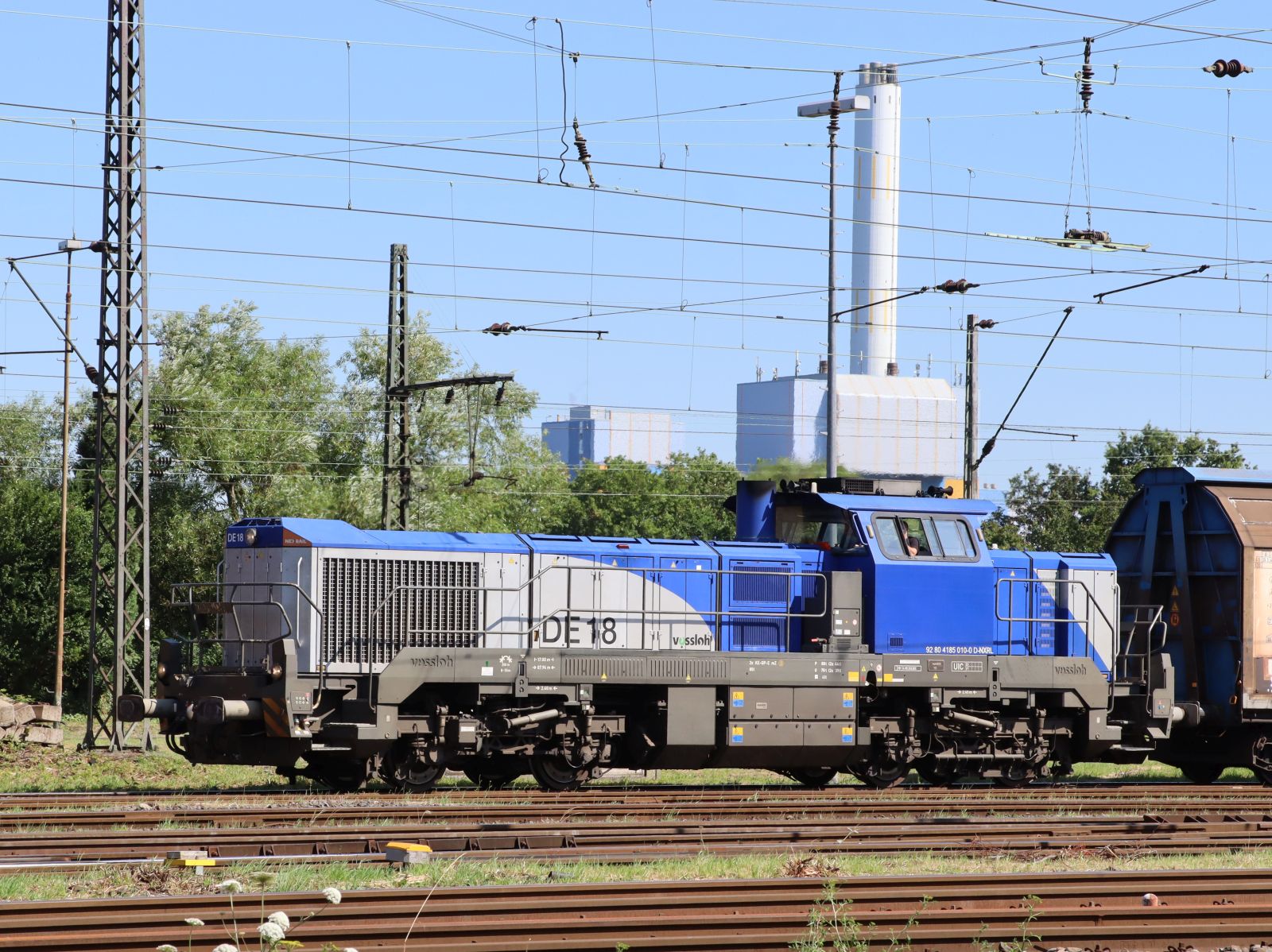 NEXRAIL Diesellokomotive Vossloh DE18  92 80 4185 010-0 D-NXRL G�terbahnhof Oberhausen West 11-07-2024.

NEXRAIL diesellocomotief Vossloh DE18  92 80 4185 010-0 D-NXRL goederenstation Oberhausen West 11-07-2024.