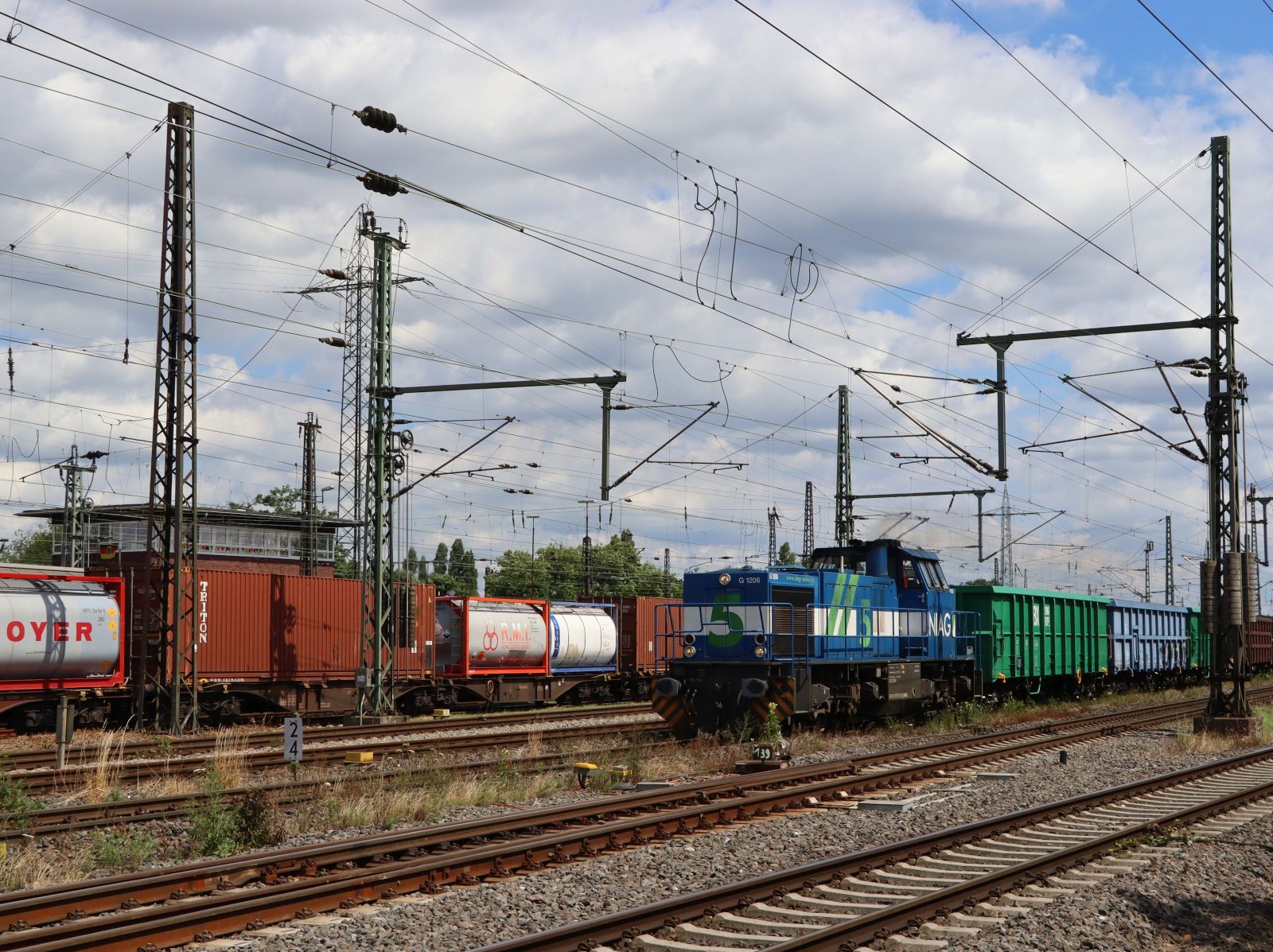 NIAG Diesellokomotive Nummer 5 (92 80 1275 017-2) G�terbahnhof Oberhausen West 11-07-2024.

NIAG diesellocomotief nummer 5 (92 80 1275 017-2) goederenstation Oberhausen West 11-07-2024.