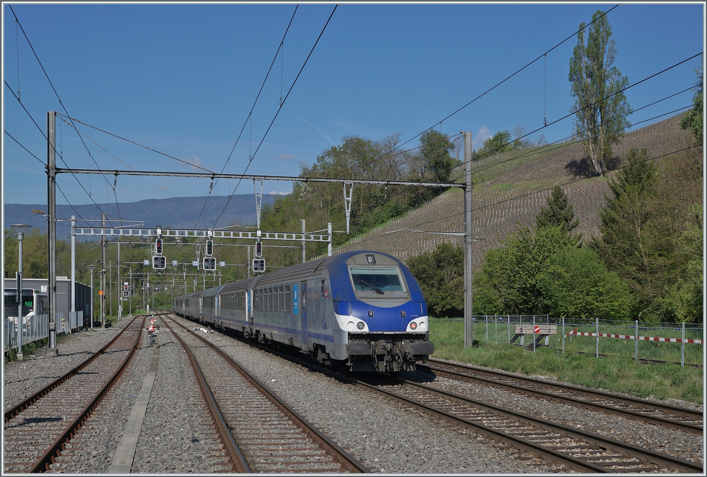 Nicht nur im Elsass werden im TER Verkehr Steuerwagen eingesetzt, wie hier beim TER 96634 von Gen�ve nach Valence-Ville bei der Durchfahrt des Zuges in La Plaine. Weit interessanter als der am Schluss fotografierende Steuerwagen w�re die an der Spitze laufende BB 22200 gewesen, doch da gleiche hinter meinem R�cken ein L�man-Express RABe 522 stand, konnte ich den von Gen�ve kommenden Zug nicht sehen. 
Ich stehe westlichsten Ende des Bahnsteiges 1, das Gleis links im Bild Endet kurz dvor mti einem Prellbock. 
Ebenfalls interessant (und das geplante Motiv des Bildes) der alte SNCF Gleichstromfahrmast welcher bei der Umstellung von DC zu AC bedarfsweise angepasst wurde. Doch nun scheint es, dass der Bahnhof von La Plaine umgebaut wird und die siebzig j�hrigen Masten neuen weichen m�ssen. 

16. April 2026