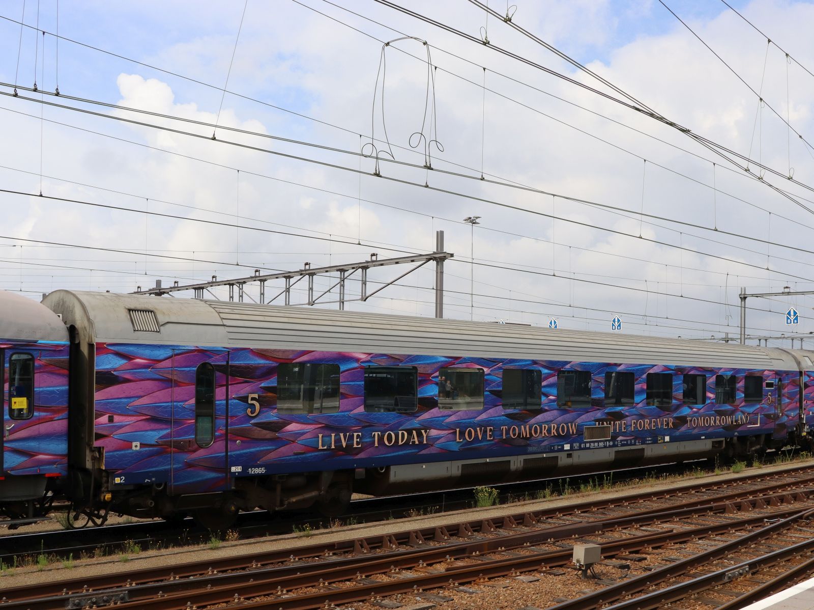 

NMBS I 11 Bpm 2. Klasse Sitzwagen mit Nummer 12865 UIC nummer Bpm 61 88 20-90 065-1. Tomorrowland Express Wagen 5 in Zug 14402 durchfahrt Bahnhof Venlo, Niederlande 24-07-2025.

NMBS I 11 Bpm 2e klasse zitrijtuig met nummer 12865 UIC nummer Bpm 61 88 20-90 065-1 als rijtuig nummer 5 in Tomorrowland Express trein 14402 doorkomst station Venlo, NL 24-07-2025. 





