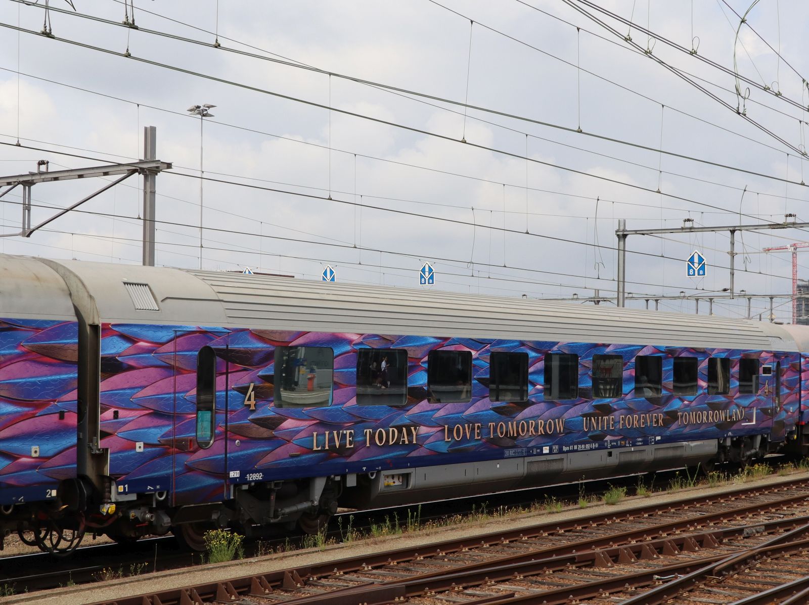 NMBS I 11 Bpm 2. Klasse Sitzwagen mit Nummer 12892 UIC nummer Bpm 61 88 20-90 092-5. Tomorrowland Express Wagen 4 in Zug 14402 durchfahrt Bahnhof Venlo, Niederlande 24-07-2025. 


NMBS I 11 Bpm 2e klasse zitrijtuig met nummer 12892 UIC nummer Bpm 61 88 20-90 092-5 als rijtuig nummer 4 in Tomorrowland Express trein 14402 doorkomst station Venlo, NL 24-07-2025.
