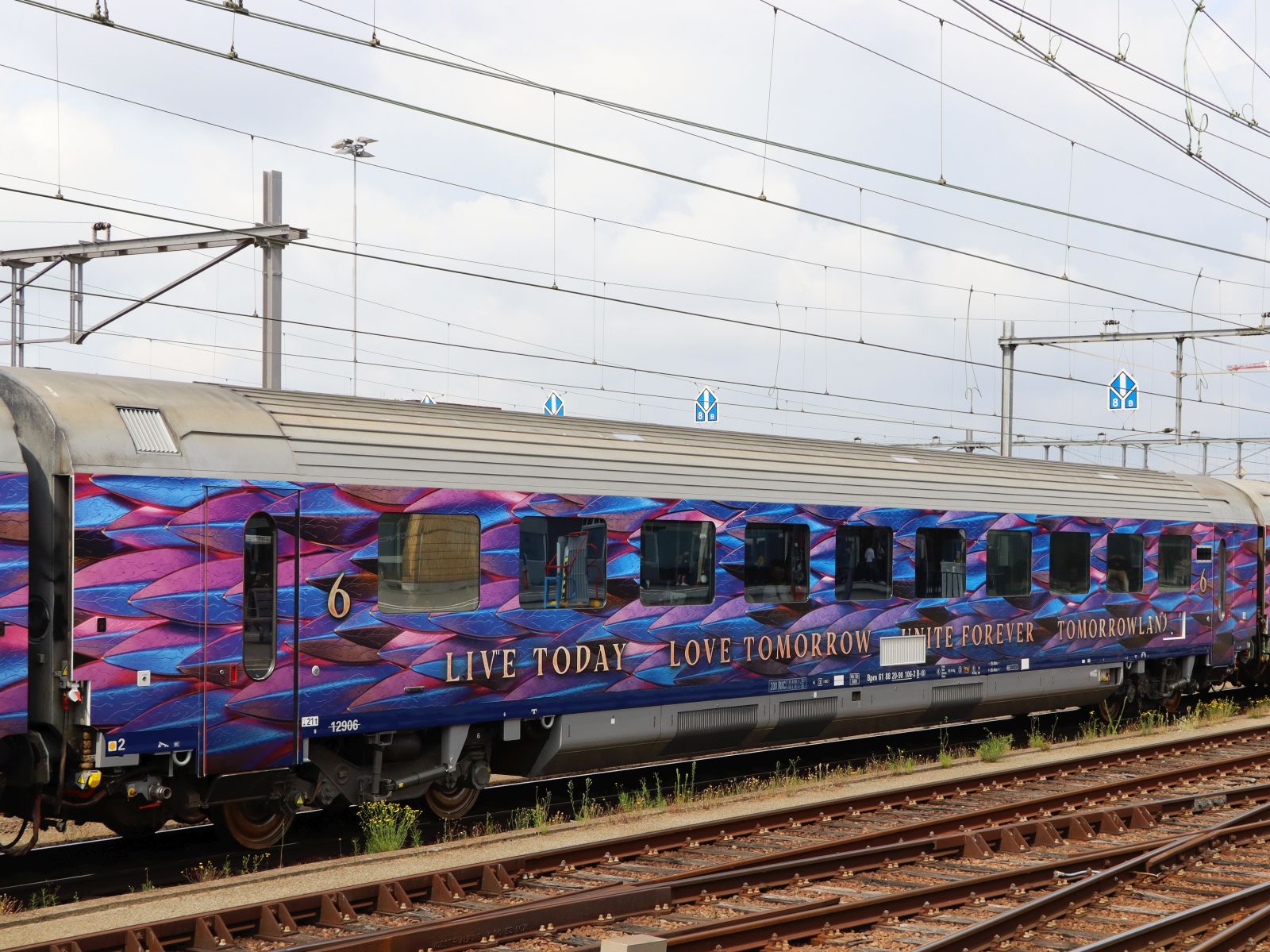 


NMBS I 11 Bpm 2e Klasse Sitzwagen mit Nummer 12906 UIC nummer Bpm 61 88 20-90 106-3. Tomorrowland Express Wagen 6 in Zug 14402 durchfahrt Bahnhof Venlo, Niederlande 24-07-2025.

NMBS I 11 Bpm tweede klasse zitrijtuig met nummer 12906 UIC nummer Bpm 61 88 20-90 106-3 als rijtuig nummer 6 in Tomorrowland Express trein 14402 doorkomst station Venlo, NL 24-07-2025. 