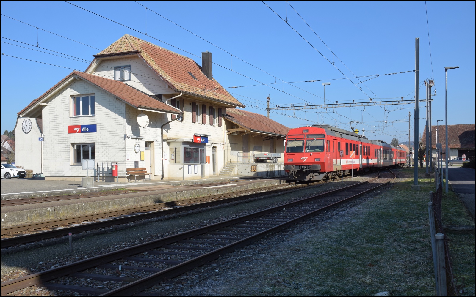 Noch ein bisschen Ajoie.

RABe 567 184 der CJ im  antiken  Bahnhof Alle. Februar 2023.