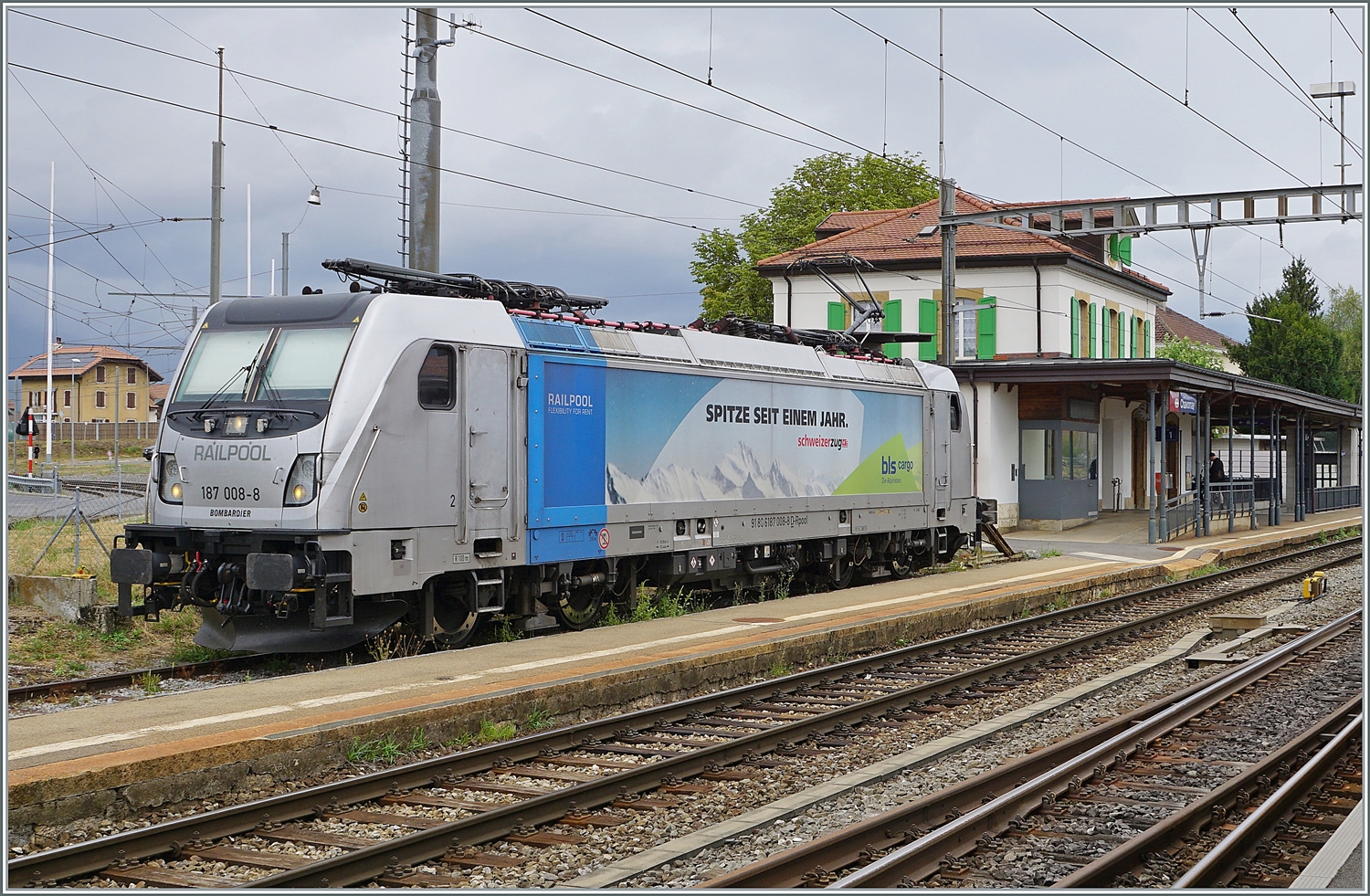 Noch einmal aus einem bessern Winkel die an die BLS vermietete RailPool 187 008-8, die in Chavornay auf ihre Güterlast wartet. 

15. August 2022
