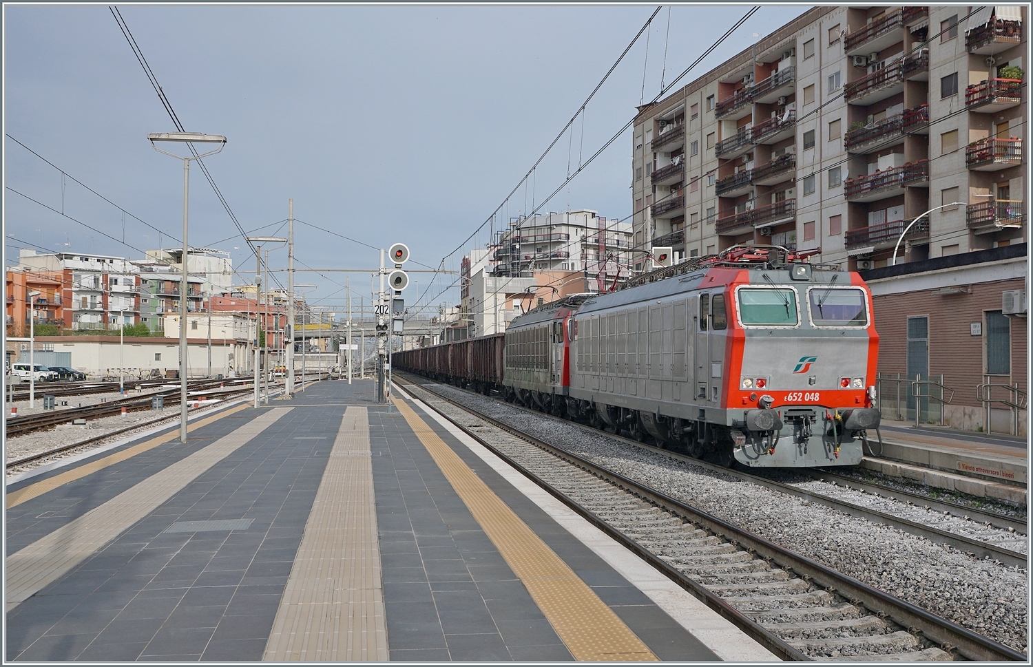 Noch einmal die E 625 048, deren frisch gestrichen Front ich von bereits vorhandenem Graffiti befreit: Die FS Mercitalia E 652 048 und eine weitere fahren mit einem Güterzug aus vierachsigen offenen Güterwagen durch den Bahnhof von Barletta in Richtung Süden. 

25. April 2023