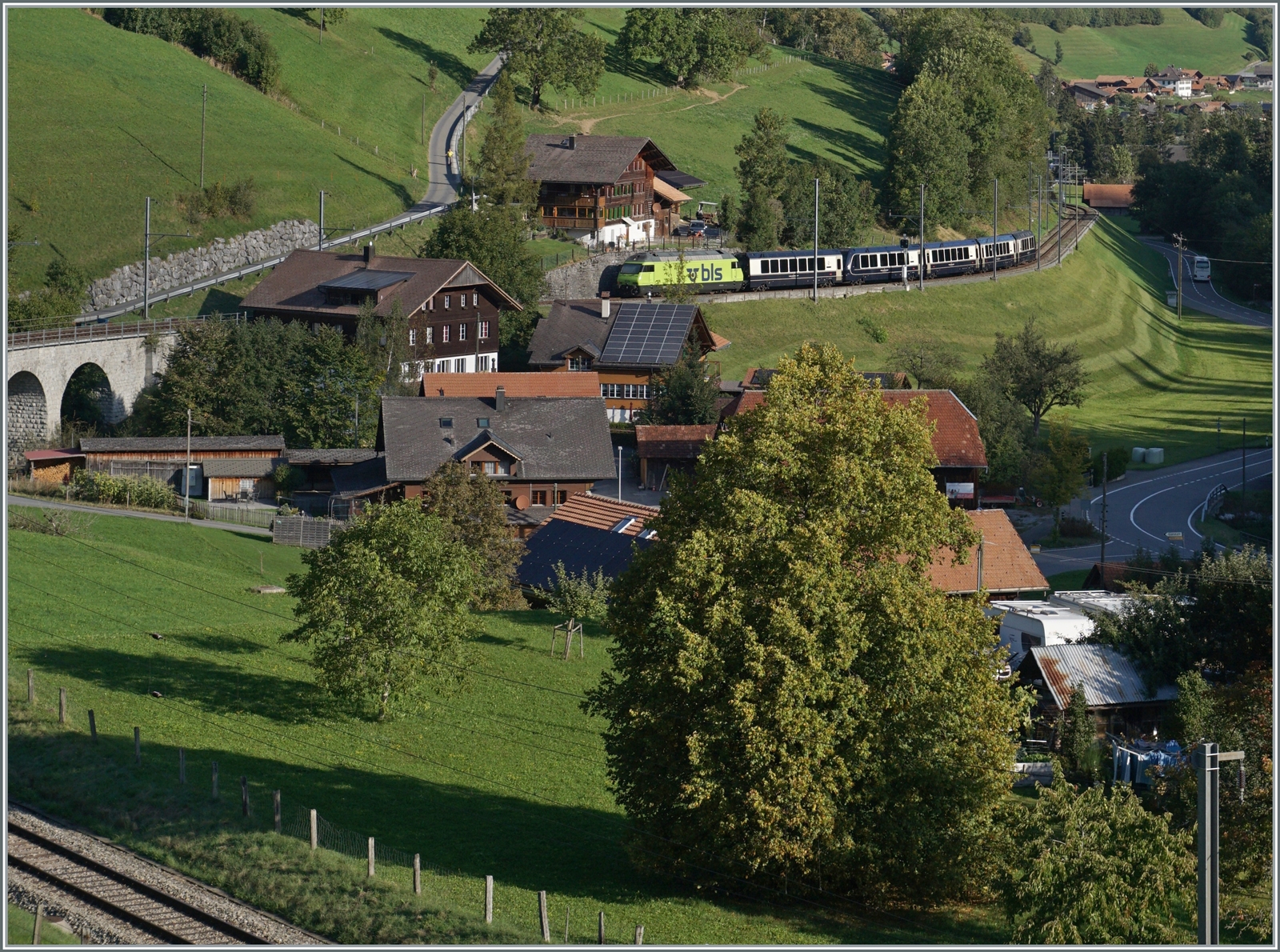 Nocheinmal der GoldenPass Express GPX 4064 von Montreux nach Interlaken Ost, nun durch den  Interface  Wagen und die BLS Re 465 014 ergänzt, während die MOB Ge 4/4 8001 in Zweisimmen für die Rückleistung nach Montreux auf den Gegenzug wartet. 
Das Bild entstand bei Garstatt. 

29. Sept. 2023