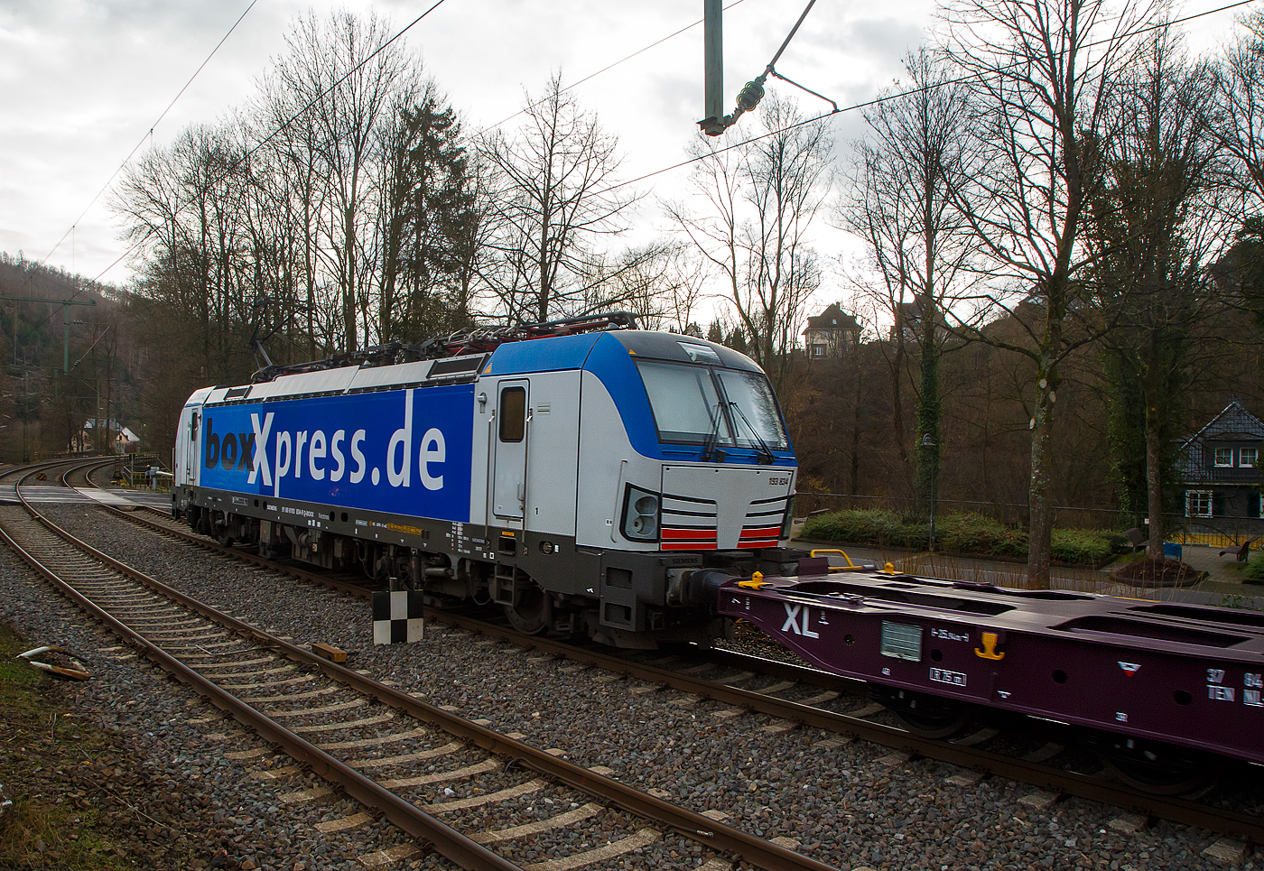 Nochmal als Nachschuss....
Die 193 834-9 (91 80 6193 834-9 D-BOXX) der boxXpress.de GmbH (Hamburg) fährt am 02.12.2021 mit einem Containerzug durch Kirchen/Sieg in Richtung Köln. Der Containerzug bestand aus Containertragwagen der Gattung Sggnss-xl der RailRelease B.V. (Rotterdam).

Die SIEMENS Vectron MS (Leistung 6,4 MW), wurde 2017 von Siemens Mobilitiy in München-Allach unter der Fabriknummer 22264 gebaut und an die boxXpress.de geliefert. Sie hat die Zulassungen für Deutschland, Österreich, Italien, die Schweiz und die Niederlande (D, A, I, CH, NL). 