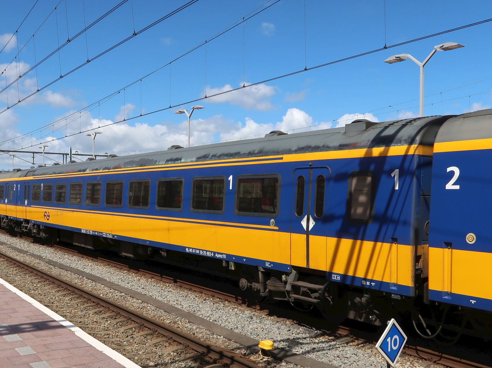 NS Apmz10 ICR Intercity Reisezugwagen 1. Klasse mit Nummer 61 84 10-70 483-6 Baujahr 1986 (Vorher: A 50 84 10-70 483-9). Gleis 2 Rotterdam Centraal Station, Niederlande 04-07-2024.

NS Apmz10 ICR 1e klasse rijtuig met nummer 61 84 10-70 483-6 bouwjaar 1986 (voordien: A 50 84 10-70 483-9). Spoor 2 Rotterdam Centraal Station 04-07-2024.