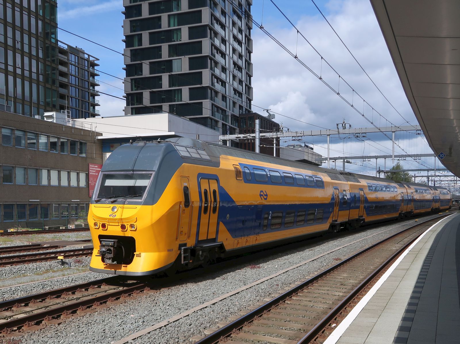 NS DD-IRM-IV Triebzug 9469 Gleis 18 Utrecht Centraal Station 18-04-2024.

NS DD-IRM-IV treinstel 9469 spoor 18 Utrecht Centraal Station 18-04-2024.