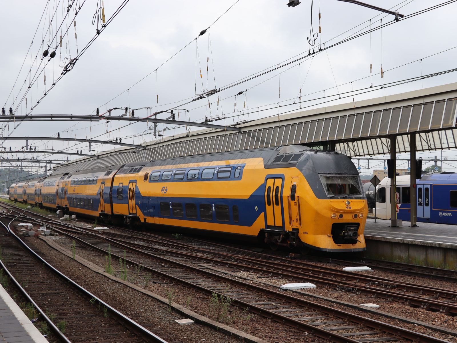 NS DD-IRM Triebzug 8608 Gleis 3 Bahnhof Venlo 24-07-2025.

NS DD-IRM treinstel 8608 spoor 3 station Venlo 24-07-2025.
