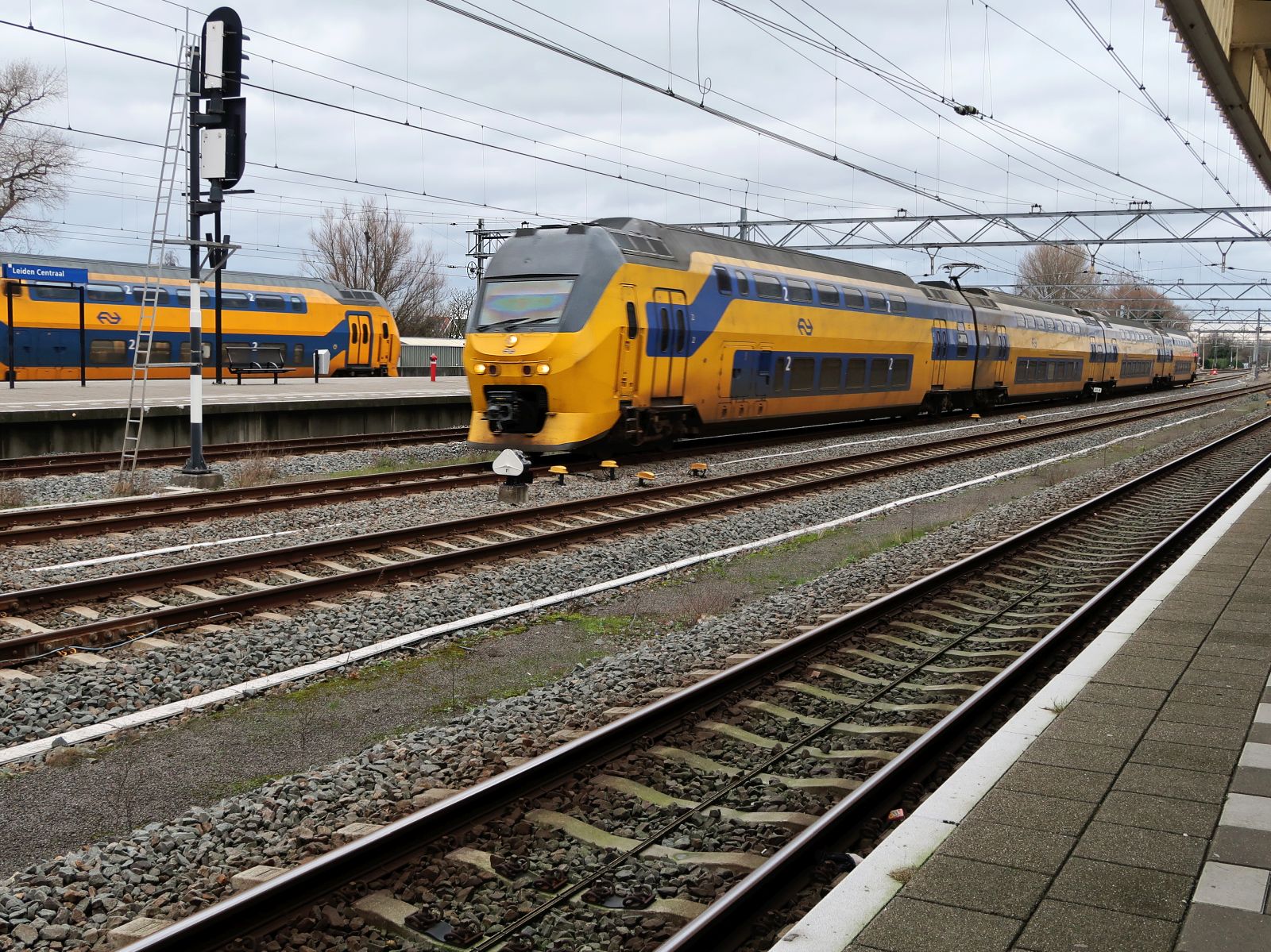 NS DD-IRM Triebzug 9549 Gleis 7 Leiden Centraal Station 06-01-2025.

NS DD-IRM treinstel 9549 spoor 7 Leiden Centraal Station 06-01-2025.