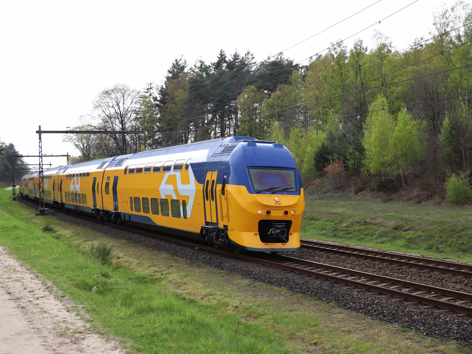 NS DD-IRM-VI Triebzug 8717 Veenweg, Holten 27-04-2023.

NS DD-IRM-VI treinstel 8717 Veenweg, Holten 27-04-2023.