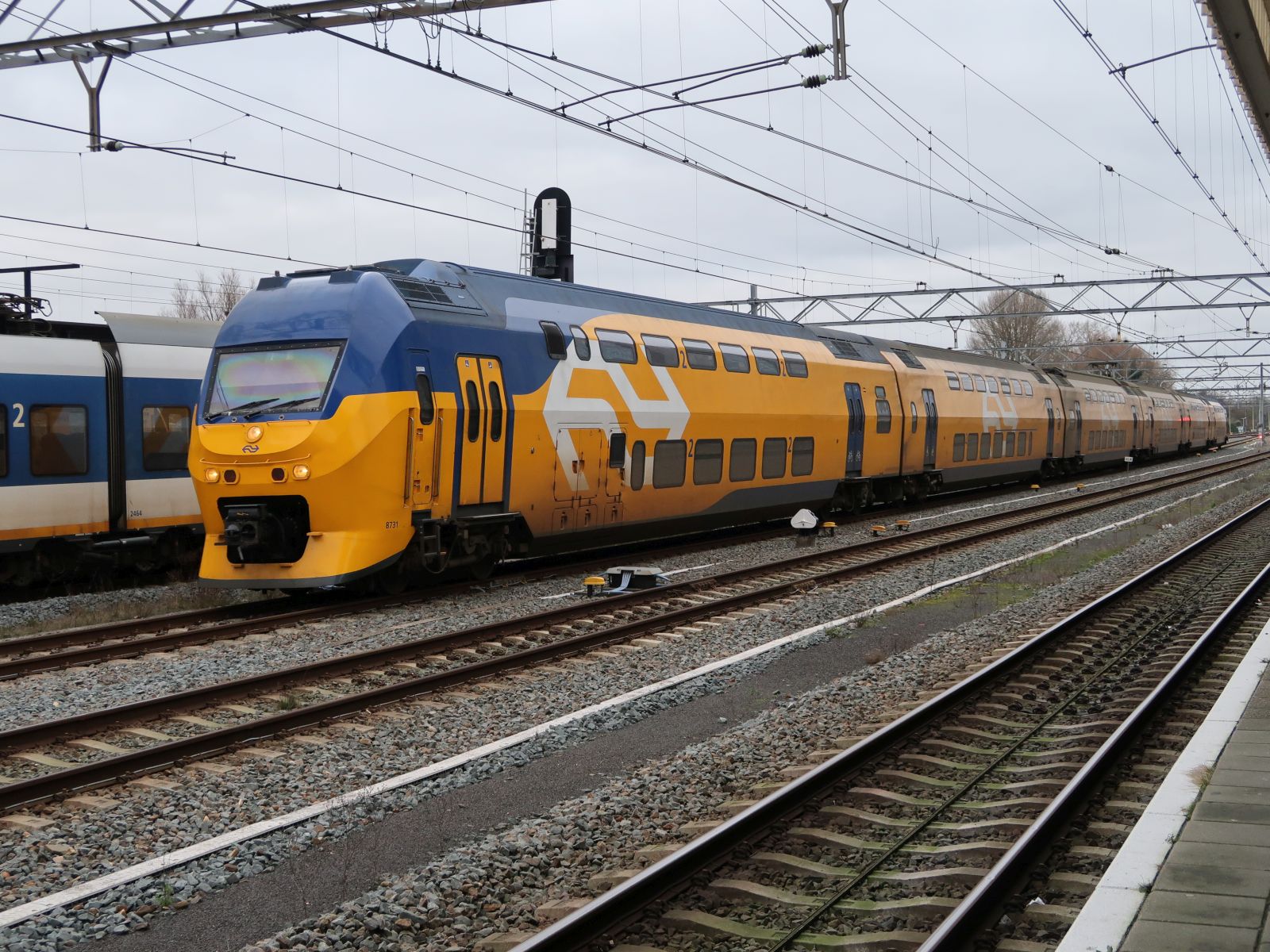 NS DD-IRM-VI Triebzug 8731 Gleis 7 Bahnhof Leiden Centraal 16-12-2024.

NS DD-IRM-VI treinstel 8731 spoor 7 station Leiden Centraal 16-12-2024.