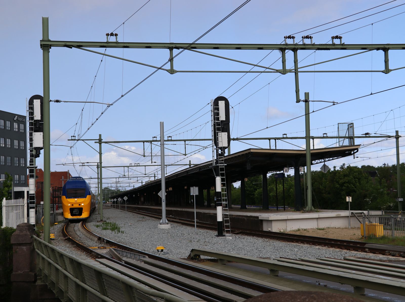 NS DD-IRM-VI Triebzug Gleis 1 Bahnhof Deventer 16-05-2023.

NS DD-IRM-VI treinstel spoor 1 station Deventer 16-05-2023.