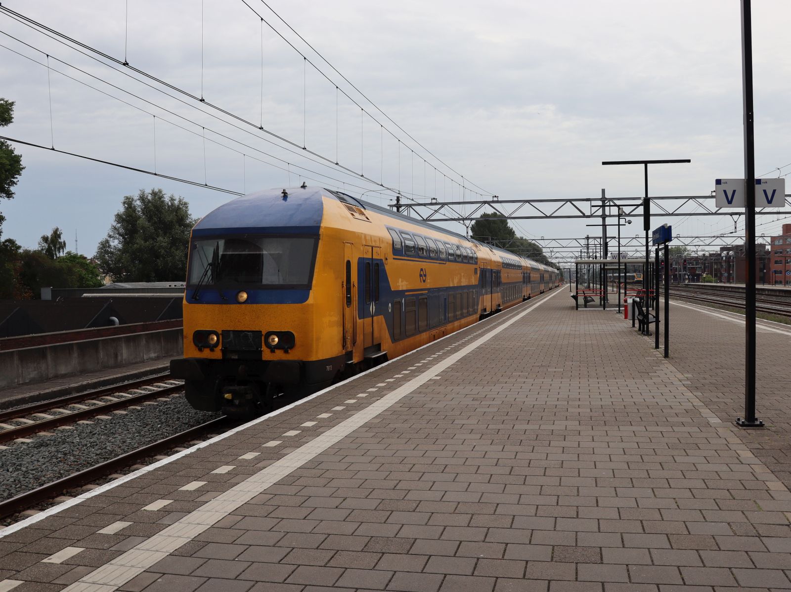 NS DDZ-6 Triebzug 7612 Gleis 9 Leiden Centraal Station 24-08-2023.

NS DDZ-6 treinstel 7612 spoor 9 Leiden Centraal Station 24-08-2023.