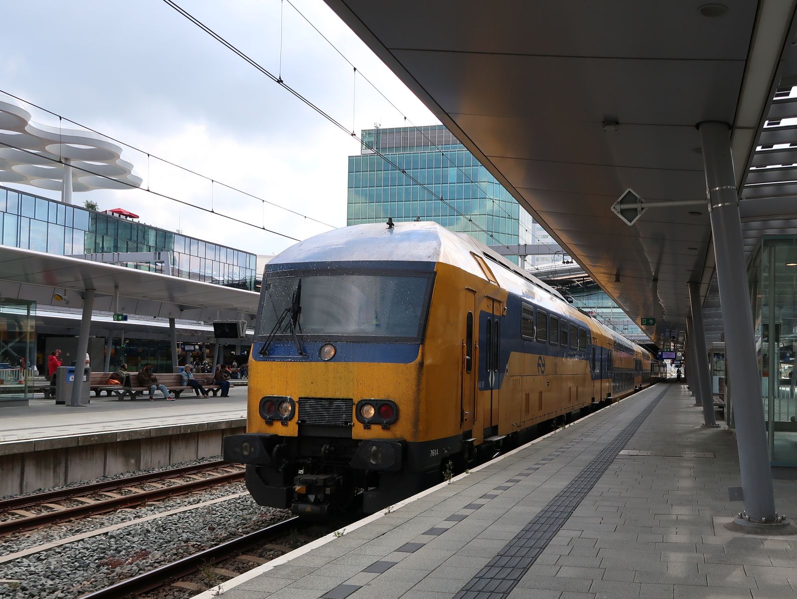 NS DDZ-6 Triebzug 7614 Gleis 11 Utrecht Centraal Station 14-09-2023.

NS DDZ-6 treinstel 7614 spoor 11 Utrecht Centraal Station 14-09-2023.