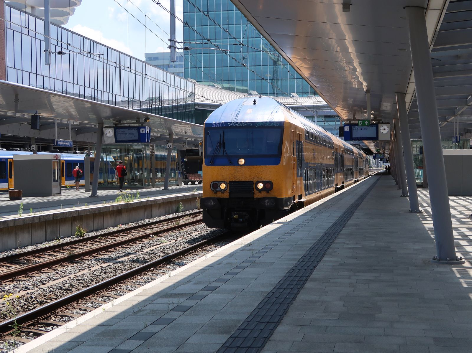 NS DDZ-IV Triebzug 7505 Abfahrt Gleis 8 Utrecht Centraal Station 18-06-2025.

NS DDZ-IV treinstel 7505 vertrek spoor 8 Utrecht Centraal Station 18-06-2025.