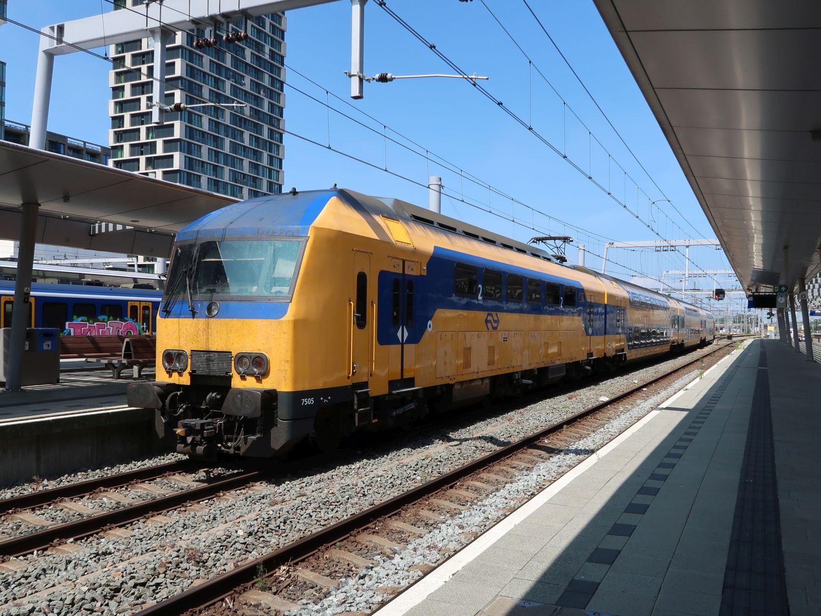 NS DDZ-IV Triebzug 7505 Ankunft Gleis 8 Utrecht Centraal Station 18-06-2025. 

NS DDZ-IV treinstel 7505 aankomst spoor 8 Utrecht CS 18-06-2025.