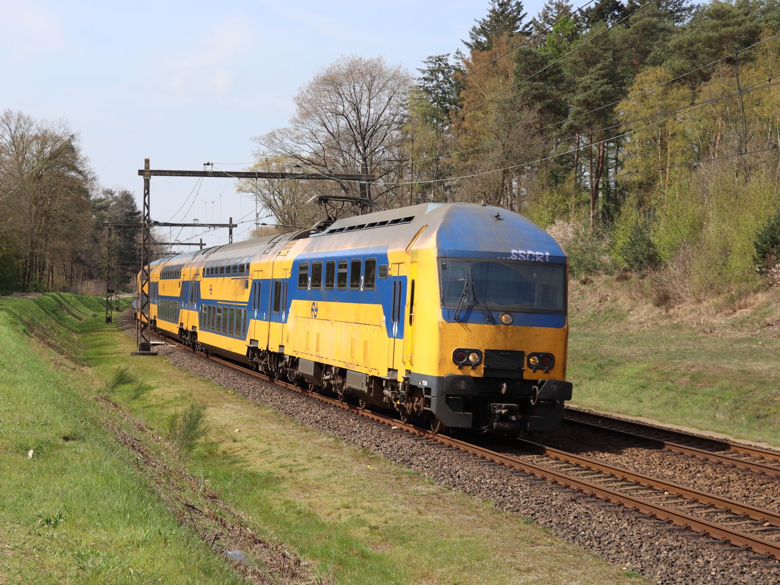 NS DDZ-IV Triebzug 7536 Veenweg, Holten 22-04-2023.

NS DDZ-IV treinstel 7536 Veenweg, Holten 22-04-2023.