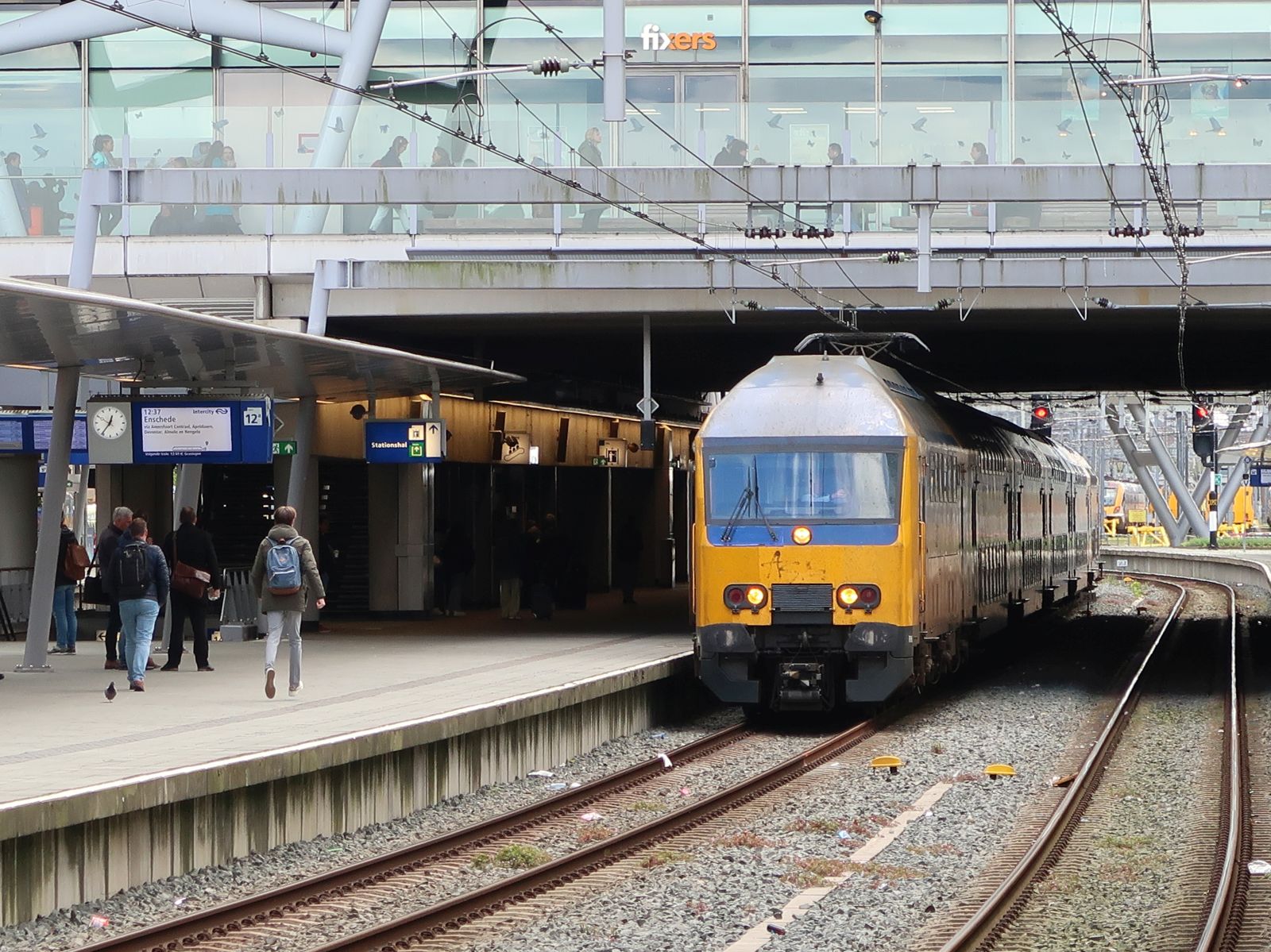 NS DDZ-VI Triebzug 7616 Gleis 12 Utrecht Centraal Station 18-04-2024.

NS DDZ-VI treinstel 7616 spoor 12 Utrecht Centraal Station 18-04-2024.