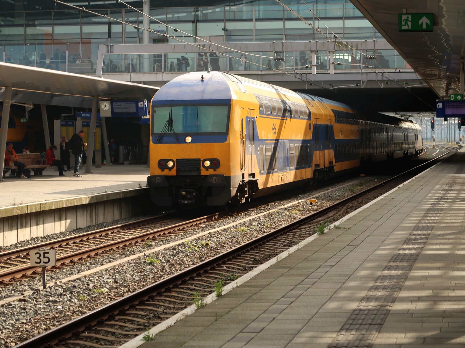 NS DDZ-VI Triebzug 7618 Gleis 9 Utrecht Centraal Station 24-10-2024.

NS DDZ-VI treinstel 7618 spoor 9 Utrecht Centraal Station 24-10-2024.