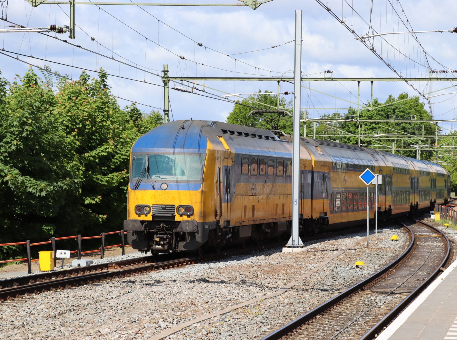 NS DDZ-VI Triebzug 7620 als Intercity 3643 von Zwolle nach Roosendaal. Gleis 1 Deventer 16-05-2023.

NS DDZ-VI treinstel 7620 als trein 3643 van Zwolle naar Roosendaal. Spoor 1 Deventer 16-05-2023.