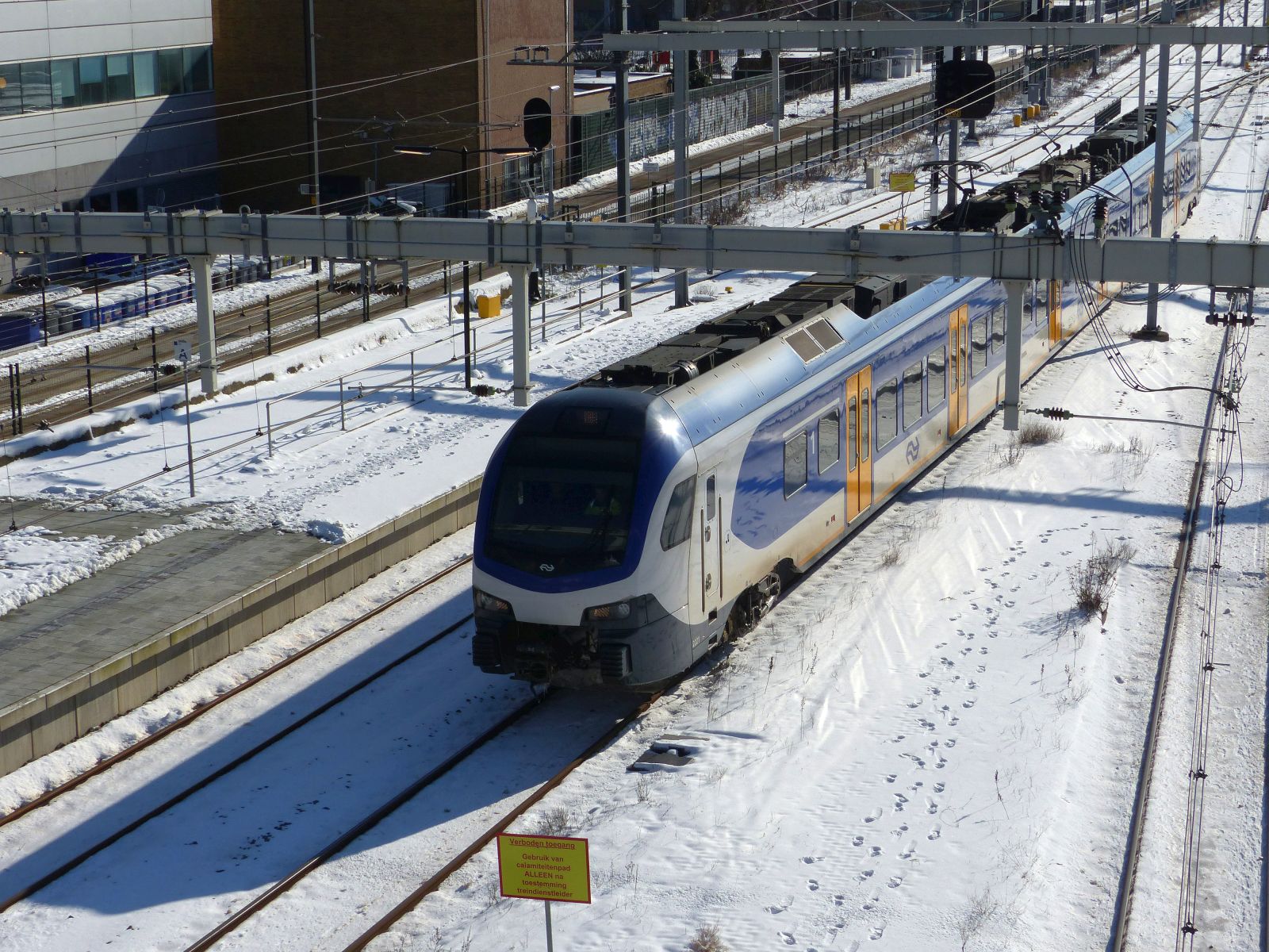 NS FLIRT Triebzug 2221 Gleis 8 Utrecht Centraal Station 11-02-2021.

NS FLIRT treinstel 2221 binnenkomst spoor 8 Utrecht CS11-02-2021.