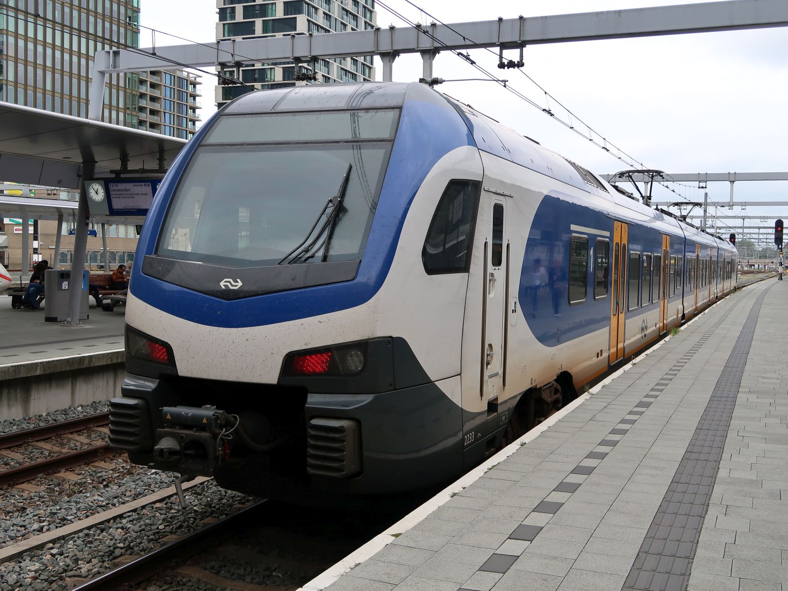 NS FLIRT Triebzug 2233 Gleis 11 Utrecht Centraal Station 20-09-2023.

NS FLIRT treinstel 2233 spoor 11 Utrecht CS 20-09-2023.