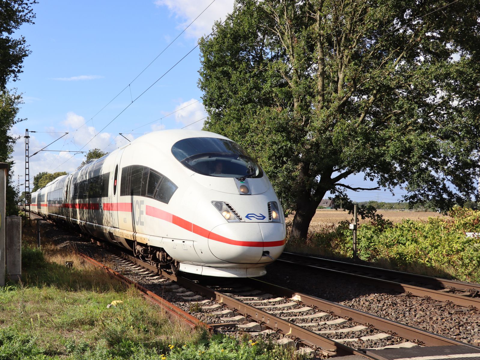 NS ICE 3M Triebzug 4653 Bahn�bergang Kikenheckweg, Hamminkeln, Deutschland 16-09-2022.

NS ICE 3M treinstel 4653 overweg Kikenheckweg, Hamminkeln, Duitsland 16-09-2022.