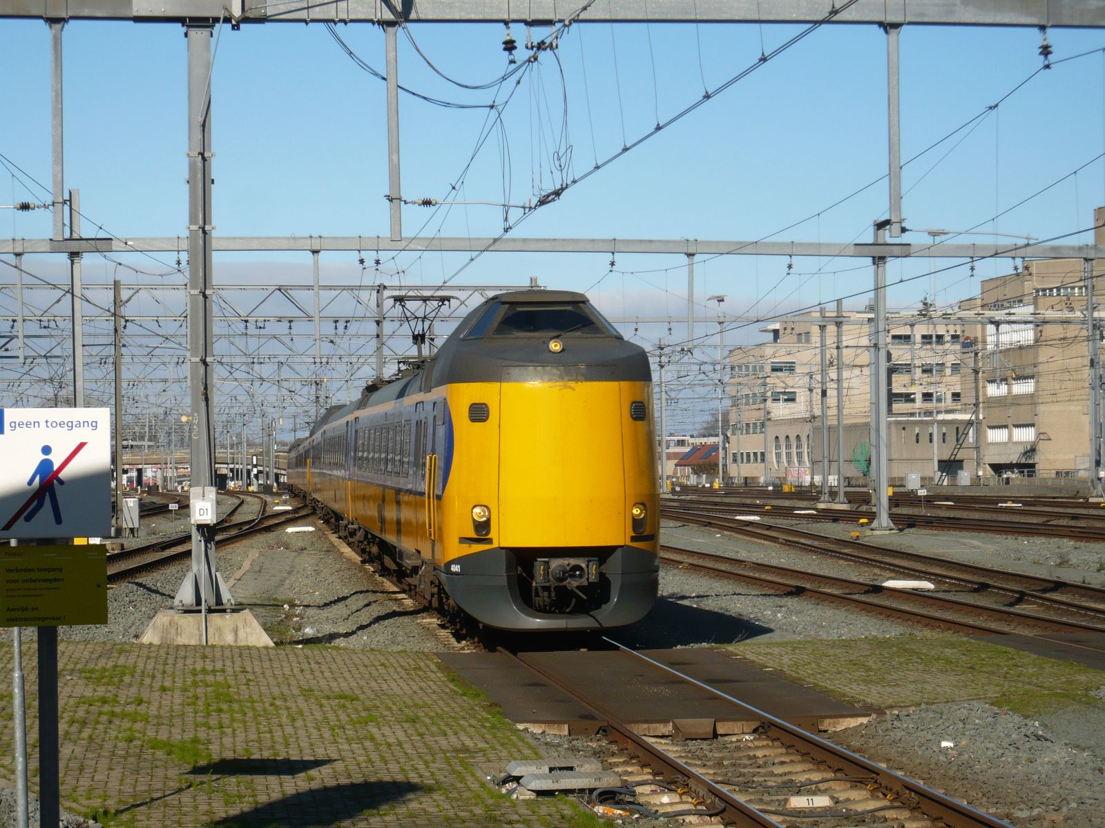 NS ICM-III Triebzug 4041 Utrecht Centraal Station 28-02-2023.

NS ICM-III treinstel 4041 binnenkomst Utrecht CS 28-02-2023.