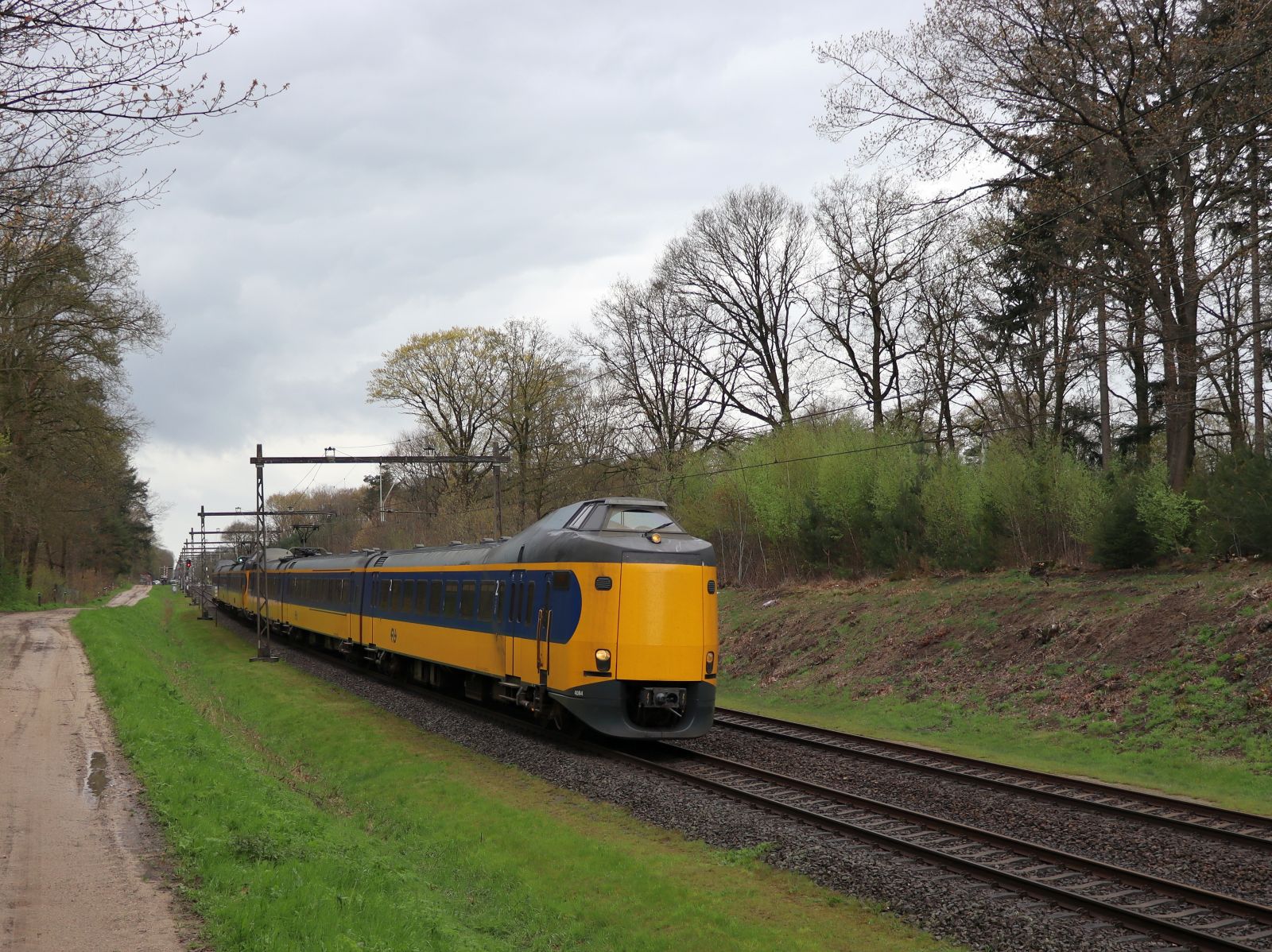 NS ICM-III triebzug 4084 und 4064 Intercity 1755 von Den Haag nach Enschede. Veenweg, Holten 24-04-2023.

NS ICM-III treinstel 4084 en 4064 als trein 1755 van Den Haag naar Enschede. Veenweg, Holten 24-04-2023.