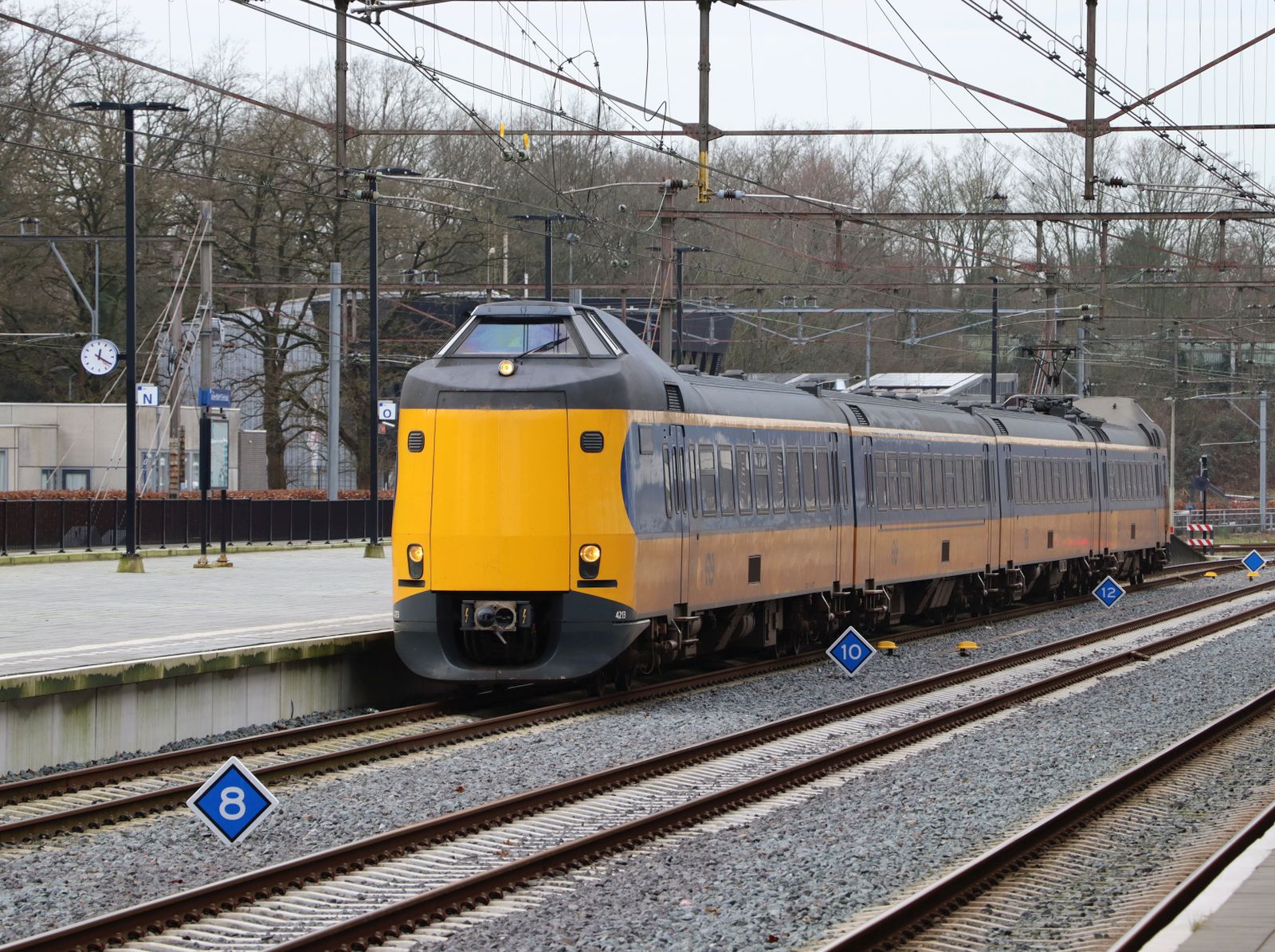 NS ICM-IV Treibzug 4213 Gleis 2 Bahnhof Amersfoort Centraal 20-02-2024.

NS ICM-IV treinstel 4213 spoor 2 station Amersfoort Centraal 20-02-2024.