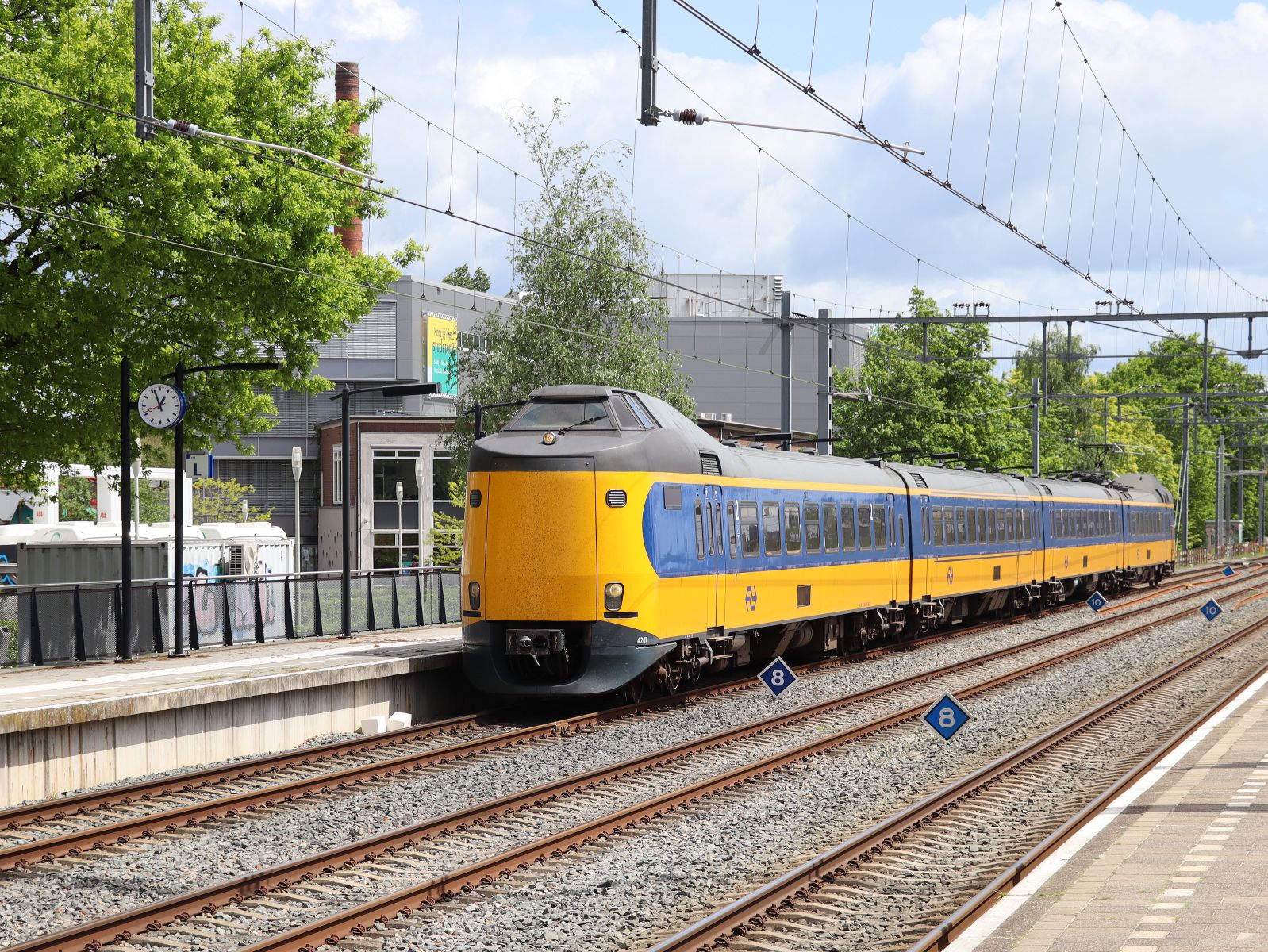 NS ICM-IV Triebzug 4207 Intercity 1544 von Deventer nach Amsterdam Centraal Station. Gleis 1 Apeldoorn 16-05-2023.

NS ICM-IV treinstel 4207 als trein 1544 van Deventer naar Amsterdam CS. Spoor 1 Apeldoorn 16-05-2023.