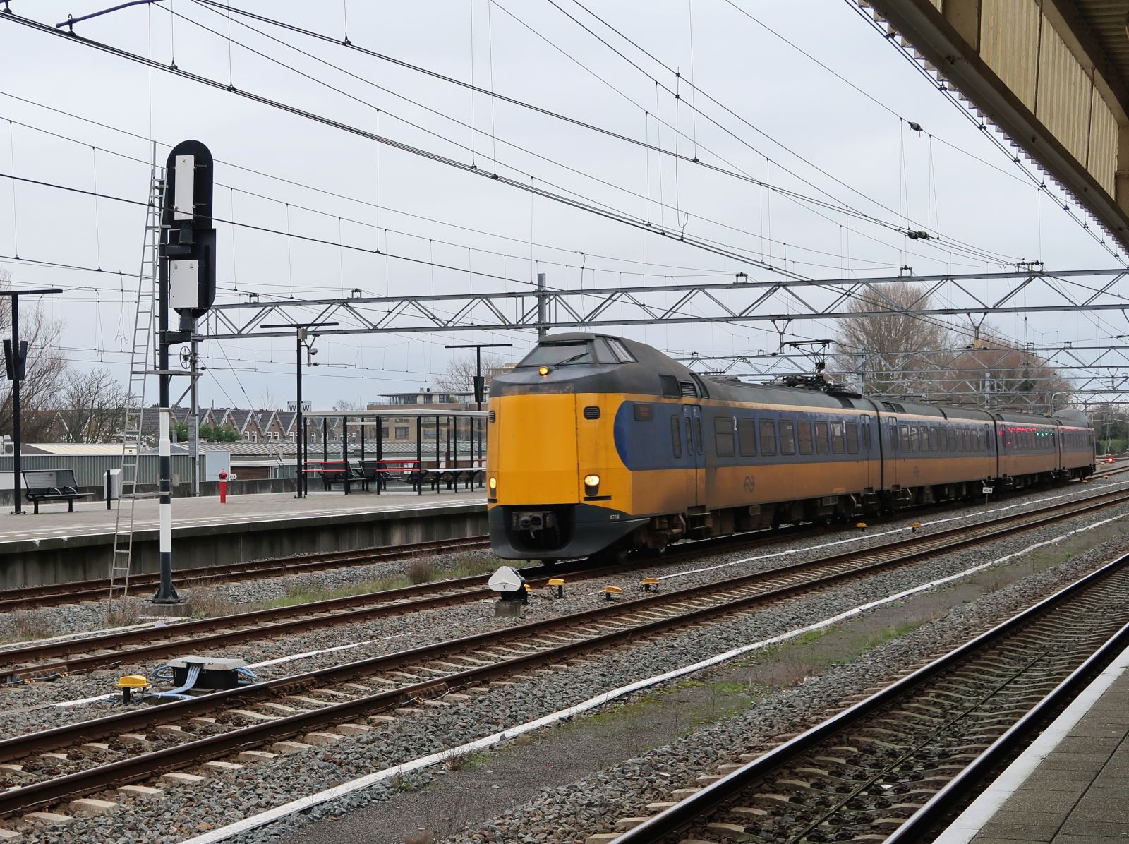 NS ICM-IV Triebzug 4214 Gleis 7 Bahnhof Leiden Centraal 06-01-2025.

NS ICM-IV treinstel 4214 spoor 7 station Leiden Centraal 06-01-2025.