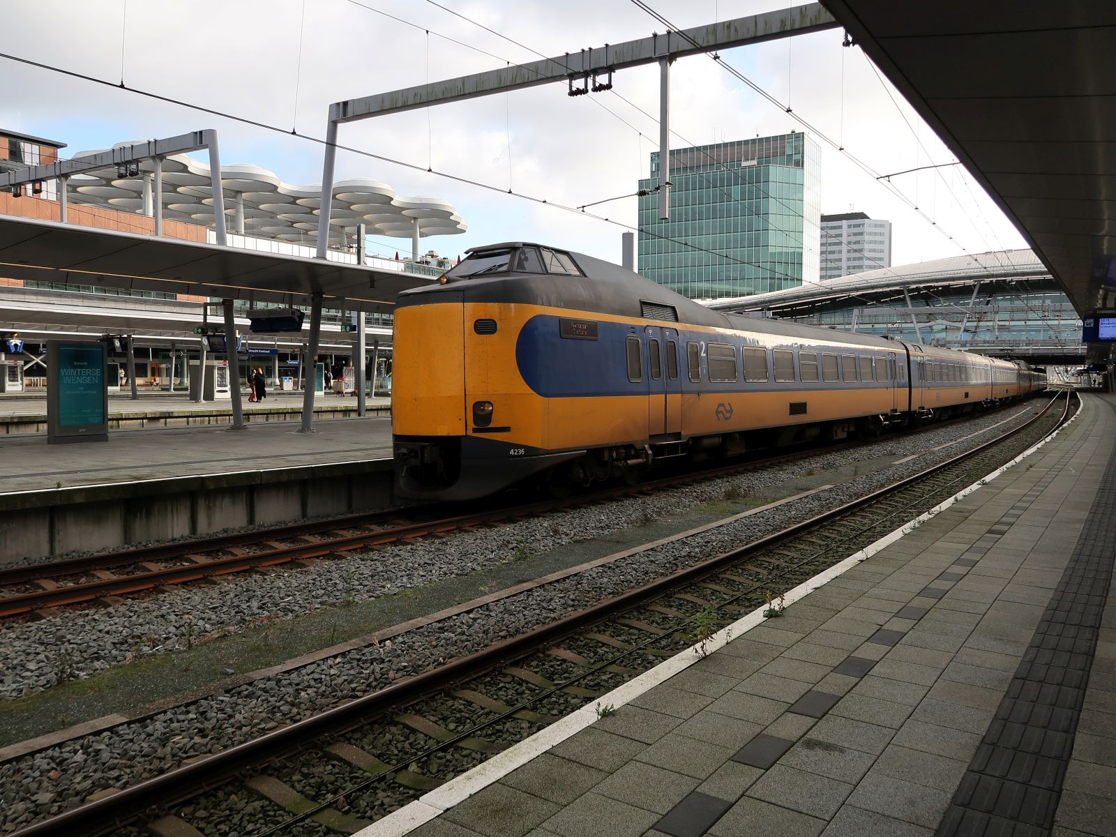NS ICM-IV Triebzug 4236 Gleis 12 Utrecht Centraal Station 23-12-2024.

NS ICM-IV treinstel 4236 spoor 12 Utrecht Centraal Station 23-12-2024.