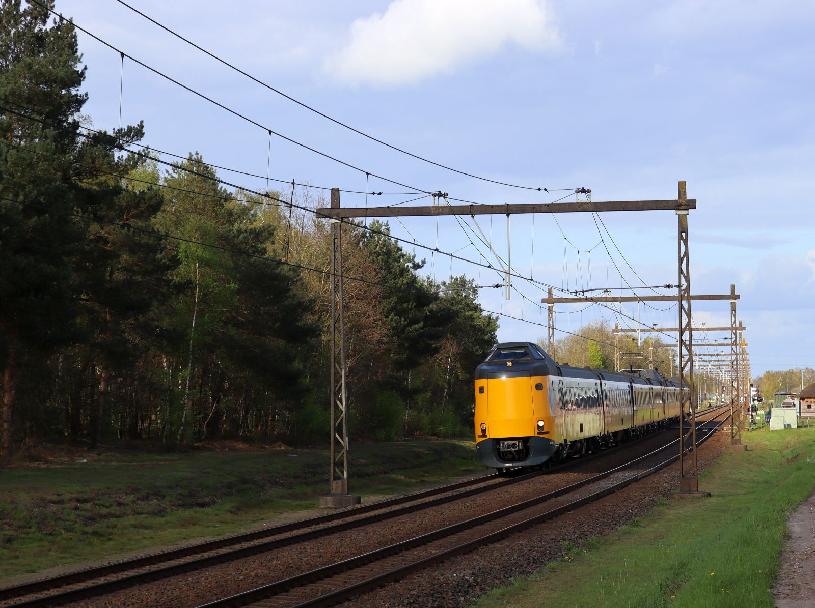 NS ICM Tribzug ICM 4214 und 4067 Veenweg, Holten 25-04-2023.

NS ICM treinstel ICM 4214 en 4067 Veenweg, Holten 25-04-2023.