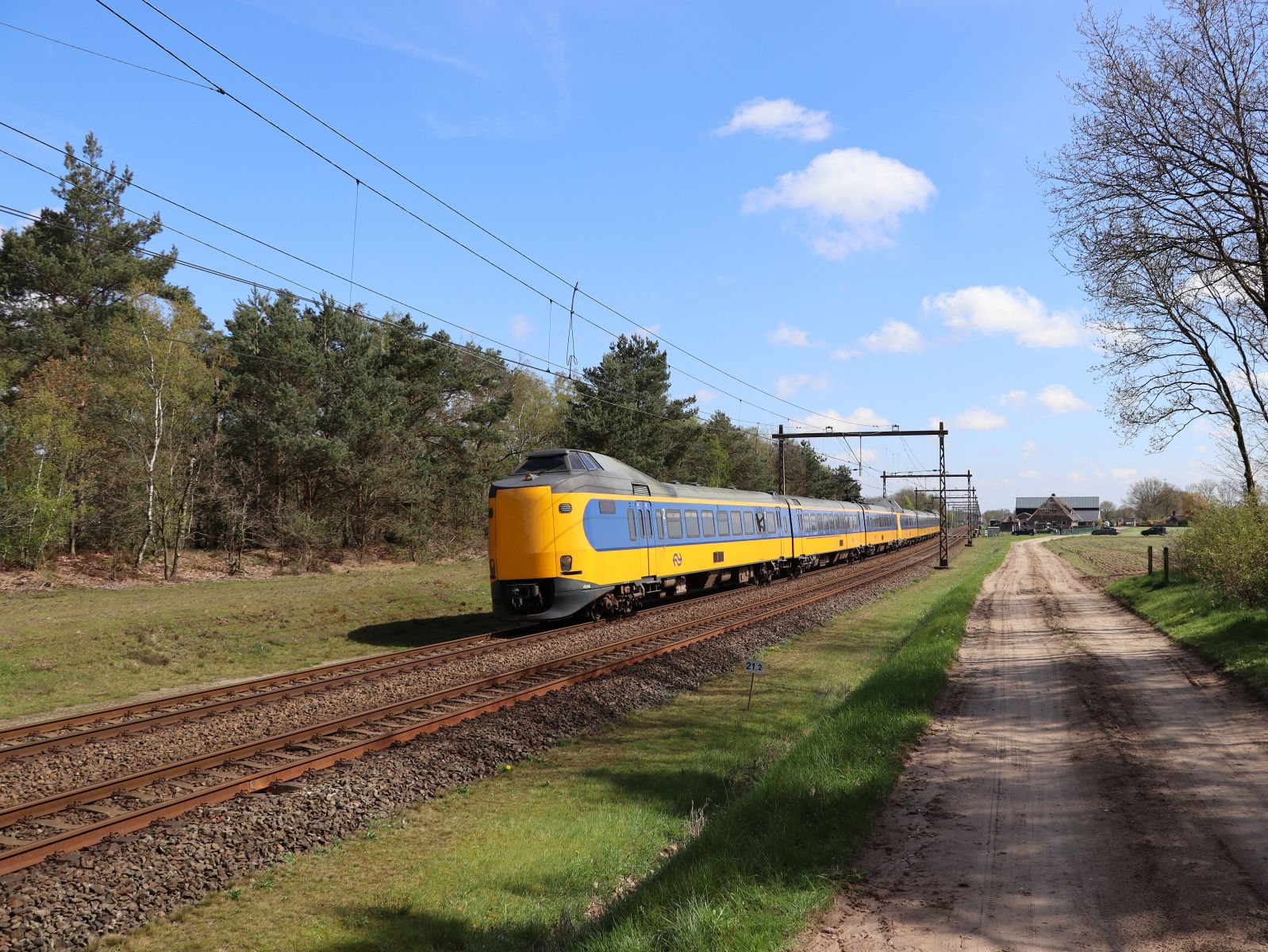 NS ICM Triebzug 4046 und 4201 als Intercity 1640 von Enschede nach Schiphol. Veenweg, Holten 23-04-2023.


NS ICM treinstel 4046 en 4201 als trein 1640 van Enschede naar Schiphol. Veenweg, Holten 23-04-2023.