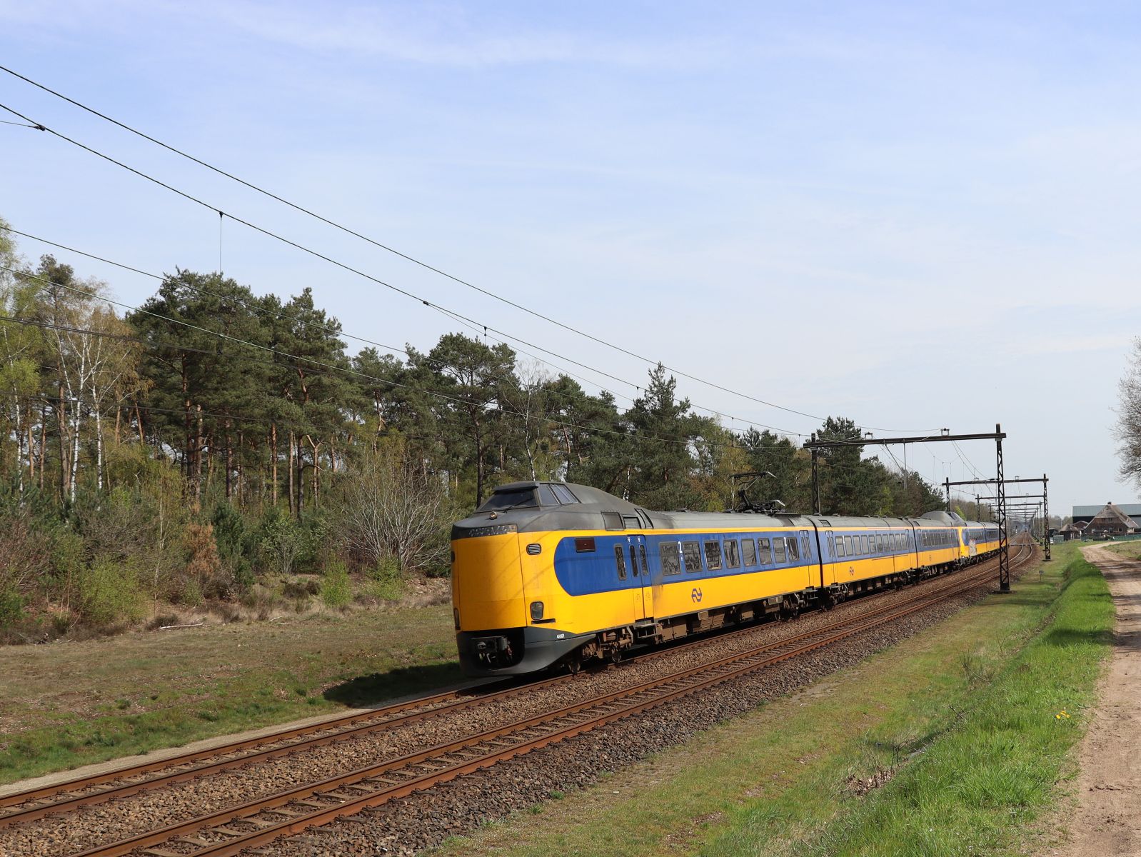 NS ICM Triebzug 4051 und 4236 Veenweg, Holten 22-04-2023.


NS ICM treinstel 4051 en 4236 Veenweg, Holten 22-04-2023.