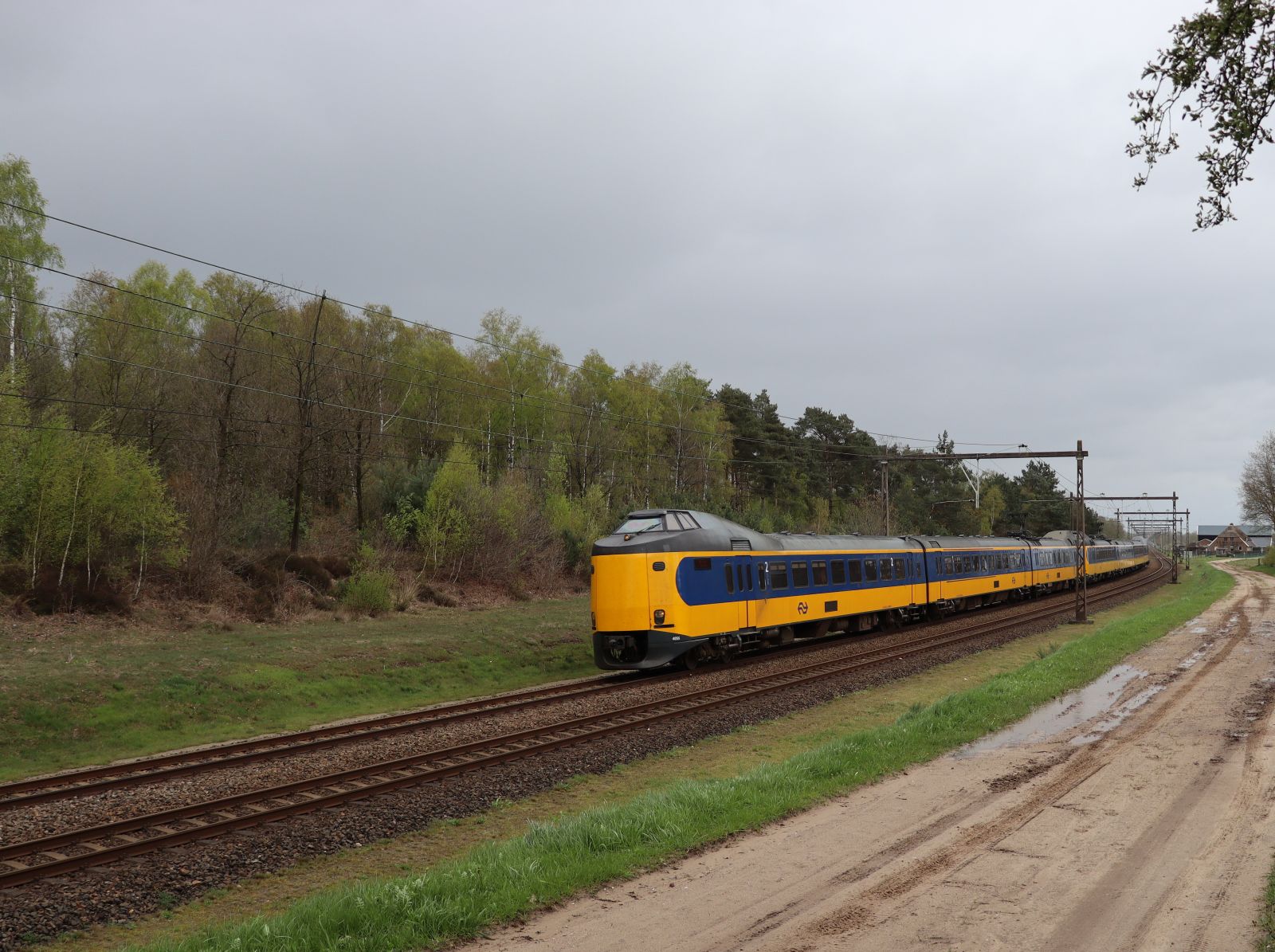 NS ICM triebzug 4055 und 4217 Veenweg, Holten 24-04-2023

NS ICM treinstel 4055 en 4217 Veenweg, Holten 24-04-2023