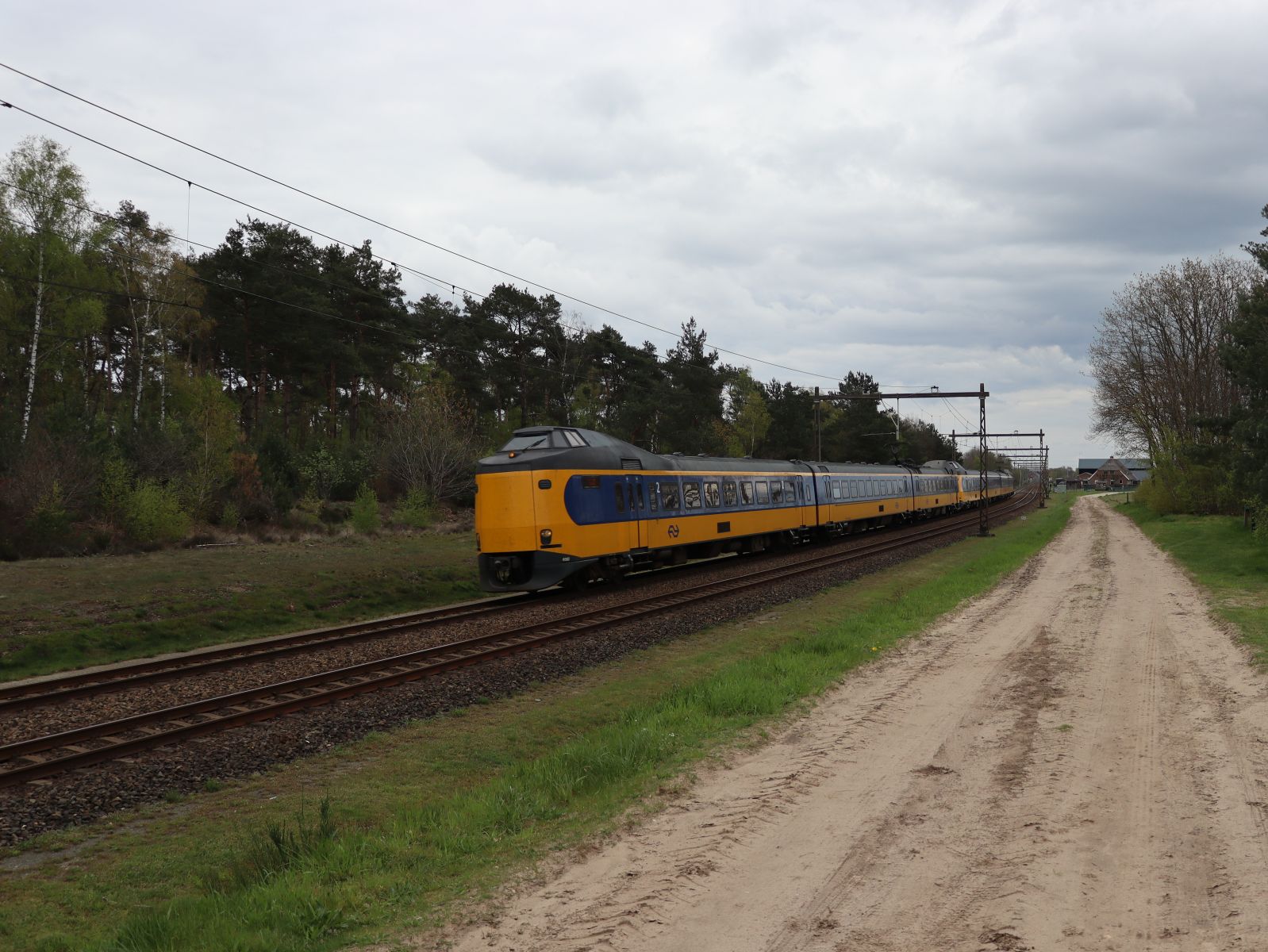 NS ICM Triebzug 4082 en 4214 Intercity 1762 nach Den Haag Centraal Station. Veenweg, Holten 26-04-2023.

NS ICM treinstel 4082 en 4214 als intercity trein 1762 naar Den Haag CS. Veenweg, Holten 26-04-2023.